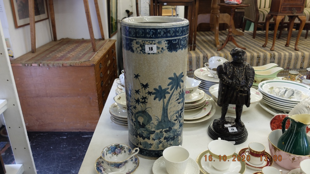 A blue and white oriental umbrella stand - Image 2 of 2