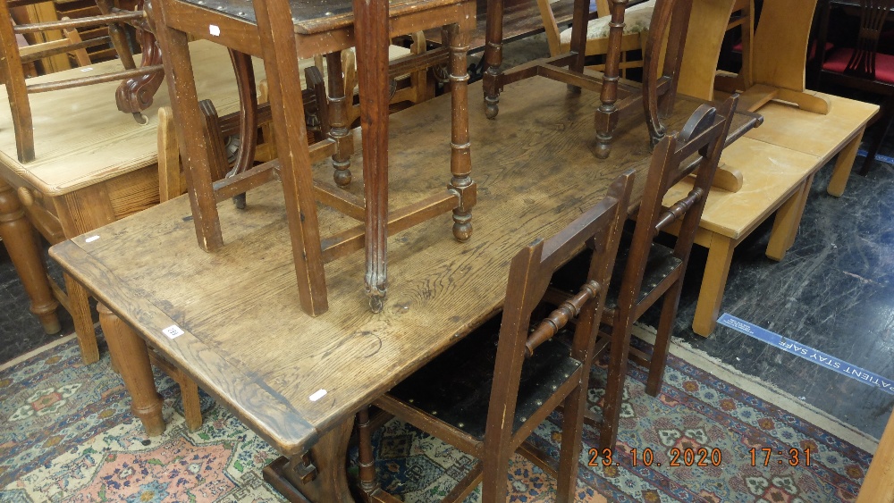 An oak table and six chairs - Image 2 of 3