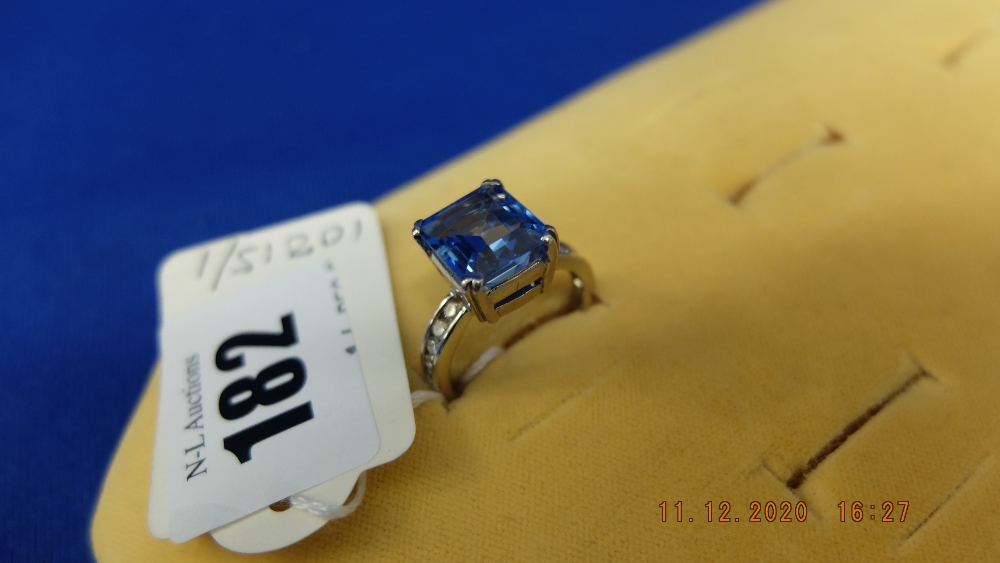 An 14ct white gold and aquamarine ring with ten diamonds on shoulder - Image 2 of 2