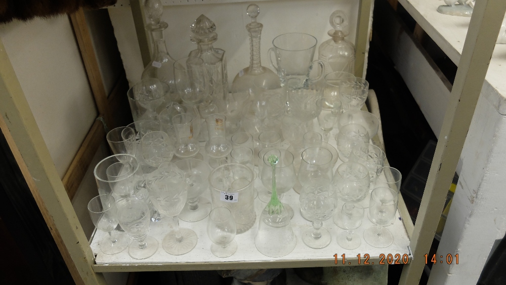 A qty of assorted glassware