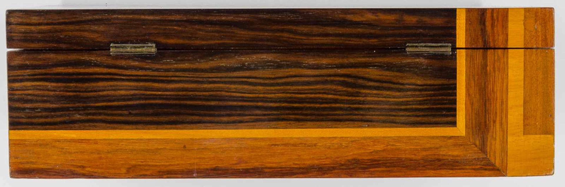 Art-Déco - - Deckelkasten. Rechteckiger Holzkorpus, geometrisches Bandmuster aus Palisander, - Bild 4 aus 7