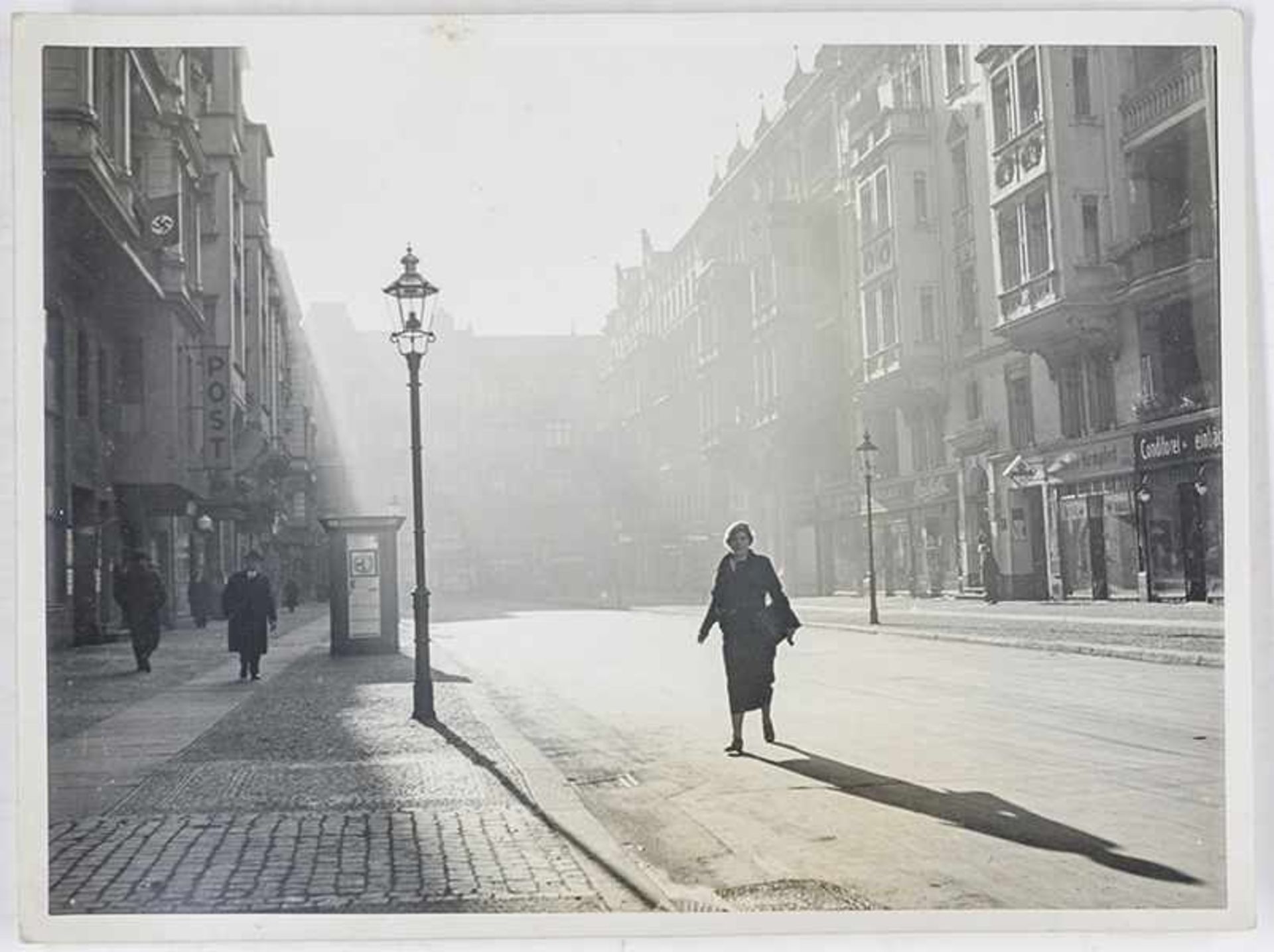 Vishniac, Roman. Vier Original-Photographien. Vintages. Silbergelatine. Berliner Aufnahmen um - Bild 3 aus 4