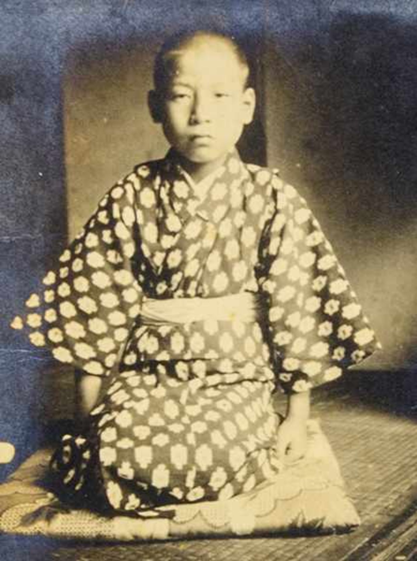 Japan - - Zwei Alben mit ca. 300 Original-Photographien. Vintages. Silbergelatine. Montiert und - Bild 2 aus 4