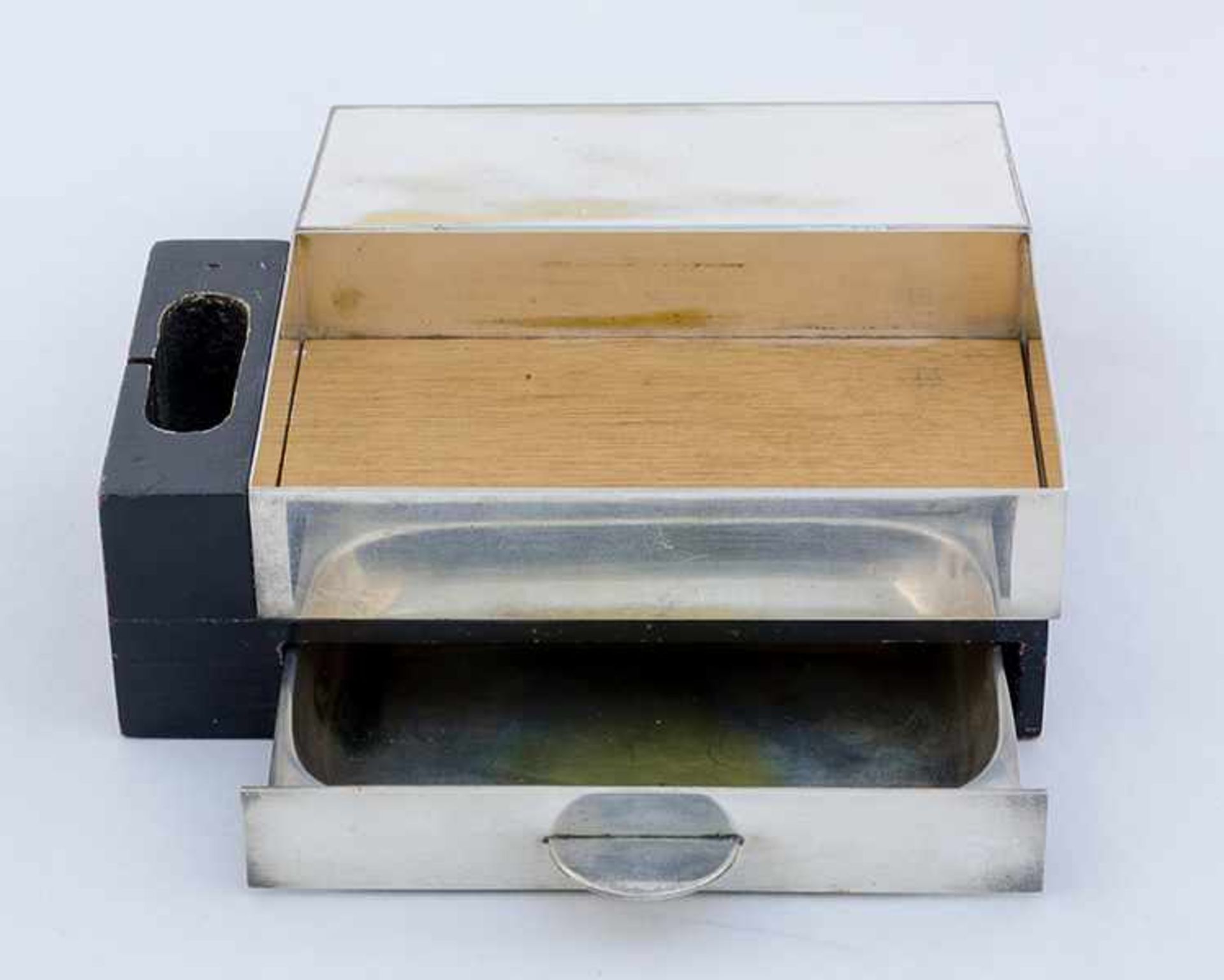 Bauhaus - - Zigarettendose mit Ascheschale und Streichholzaufnahme. Deutsch, um 1920. Vernickeltes - Bild 2 aus 4