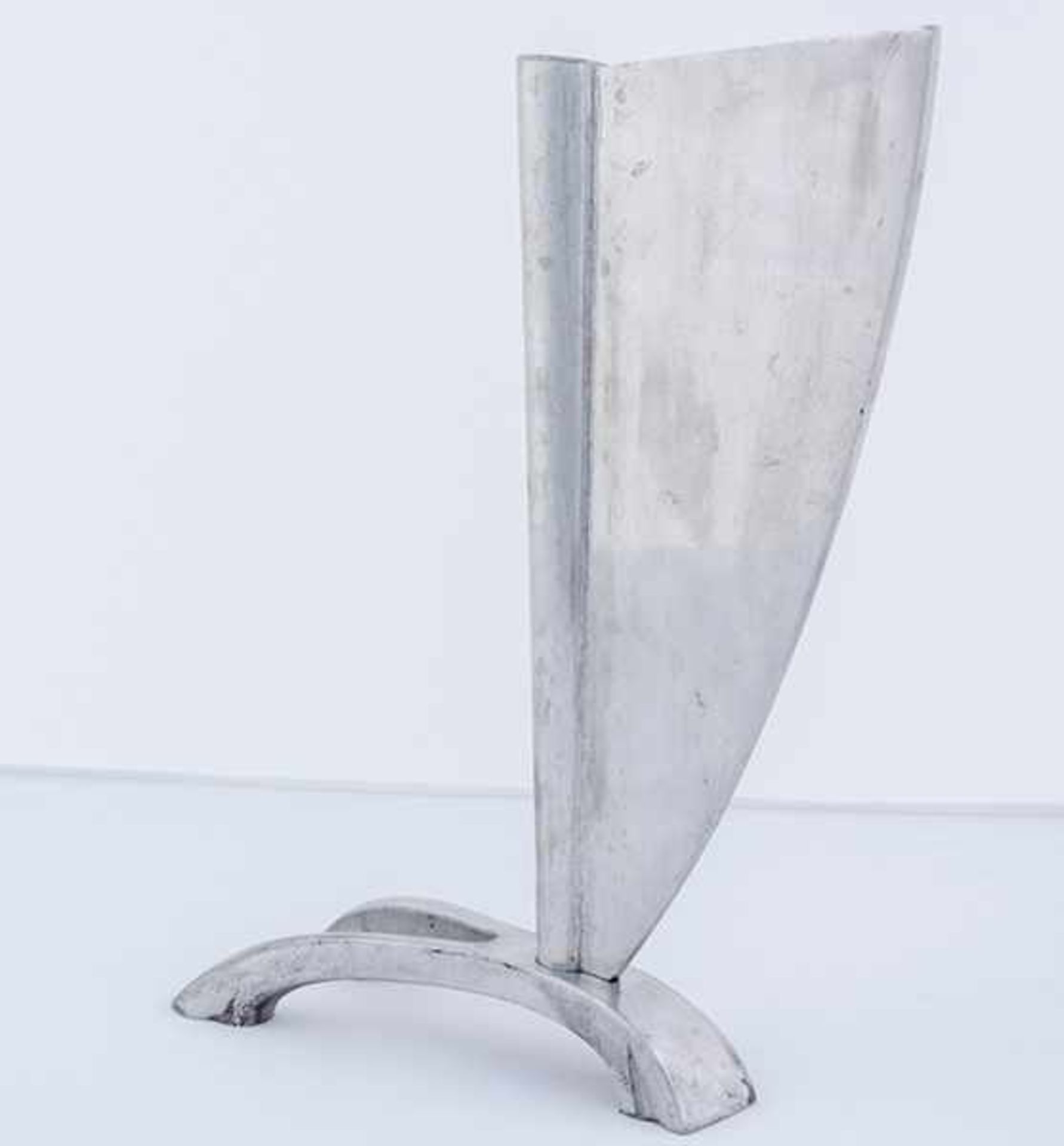 Bauhaus - - Futuristische Vase. Wohl um 1920. Poliertes Aluminium, aus zwei Teilen gesteckt. Höhe: - Bild 5 aus 7