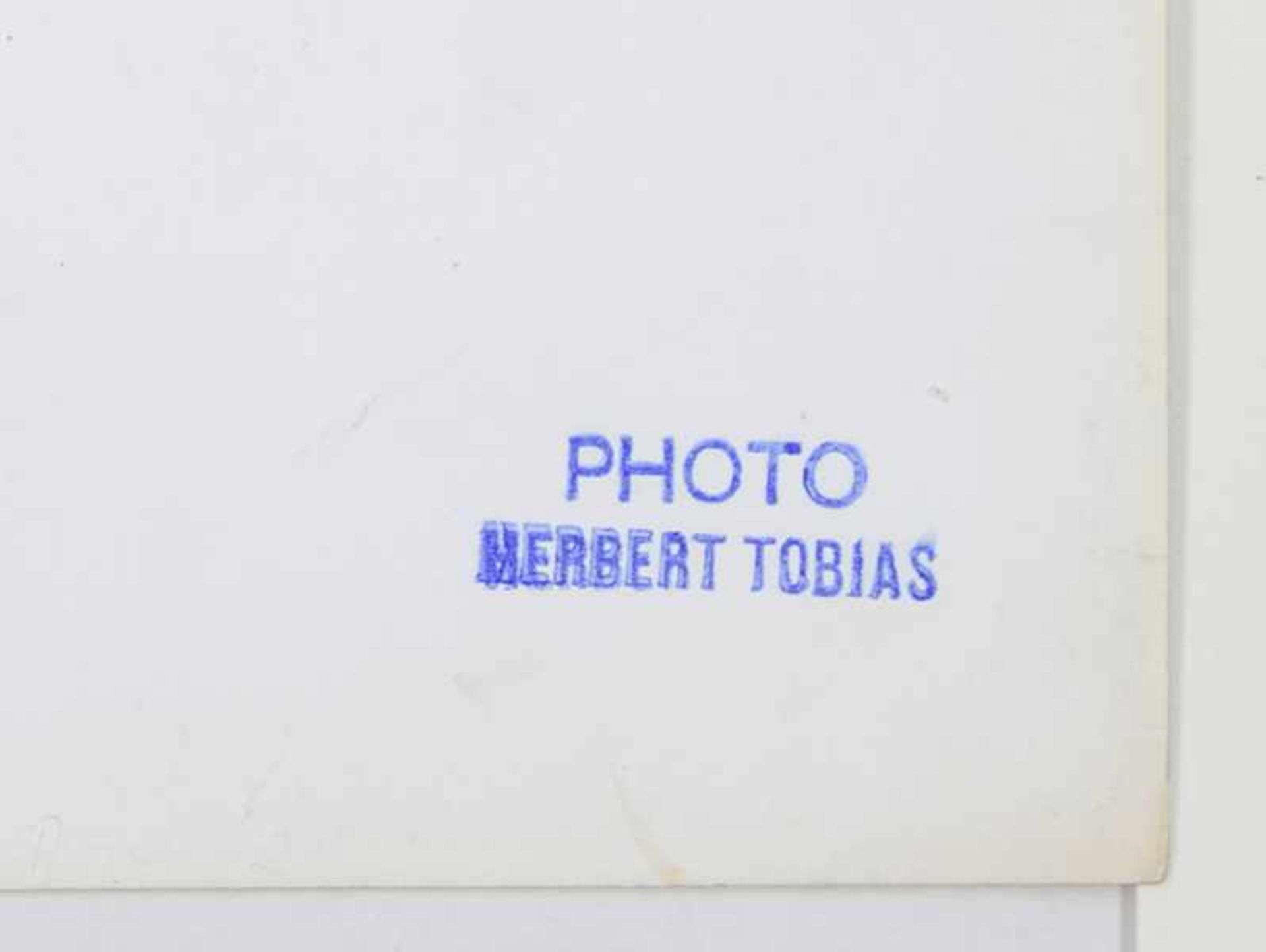 Tobias, Herbert. Masken auf Teller. Original-Photographie. Vintage. Silbergelatine. Um 1980. 24 x - Bild 2 aus 2