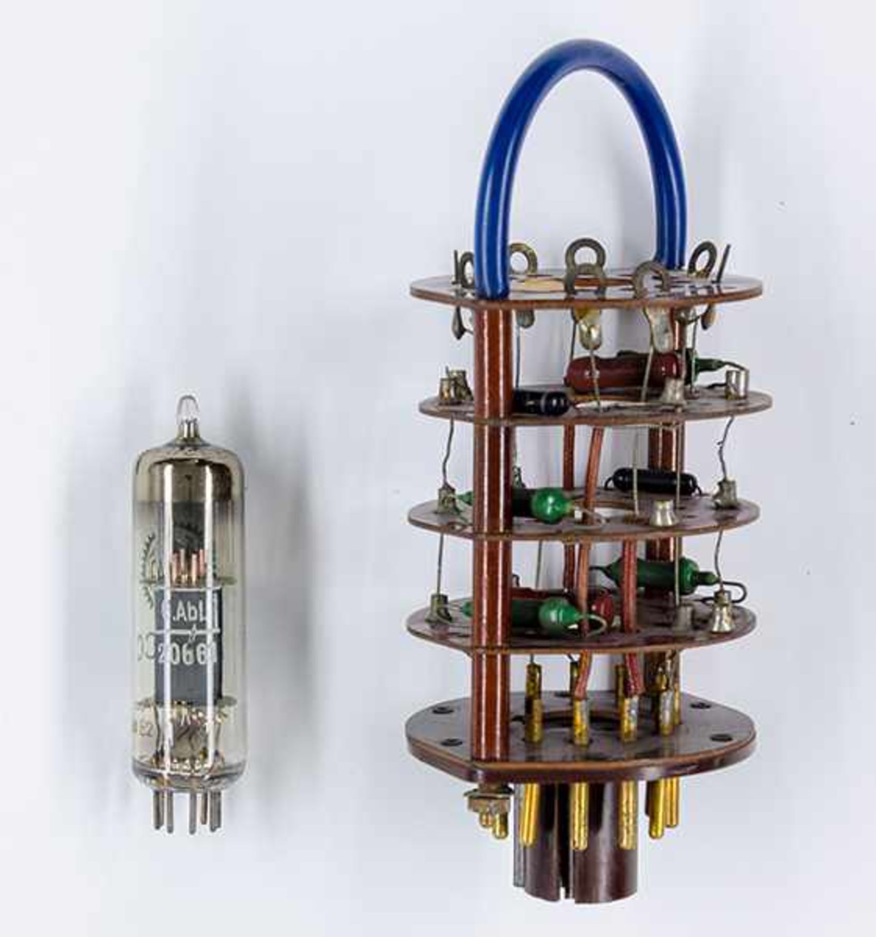 Technik - Computer - - Zuse, Konrad. Original-Elektronenröhre aus Zuse Z 22. Um 1955. Größe: 12 x - Bild 2 aus 2