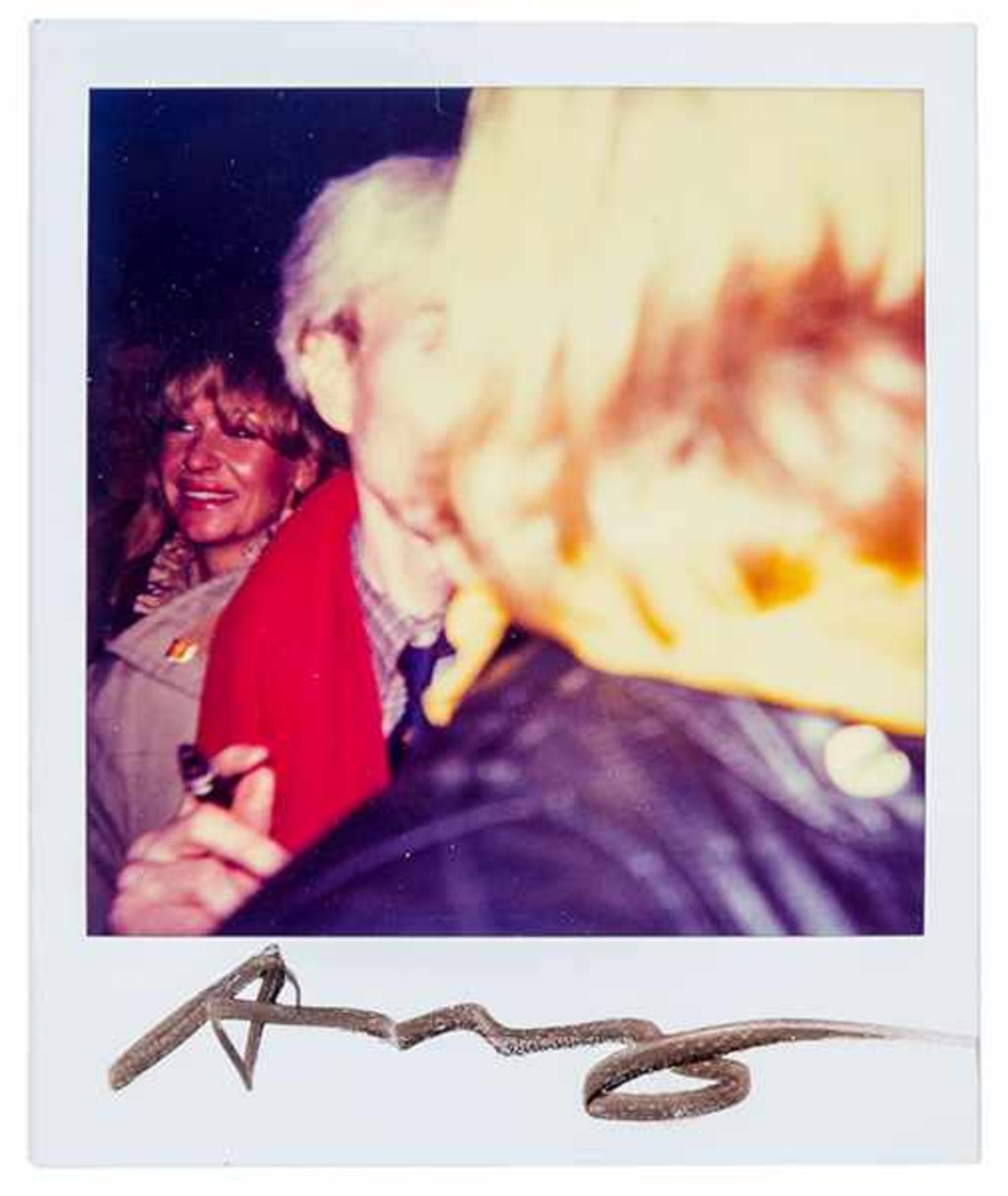Warhol, Andy. Selbstporträt, halb verdeckt. Polaroid-Photo. Im unteren weißen Rand signiert.
