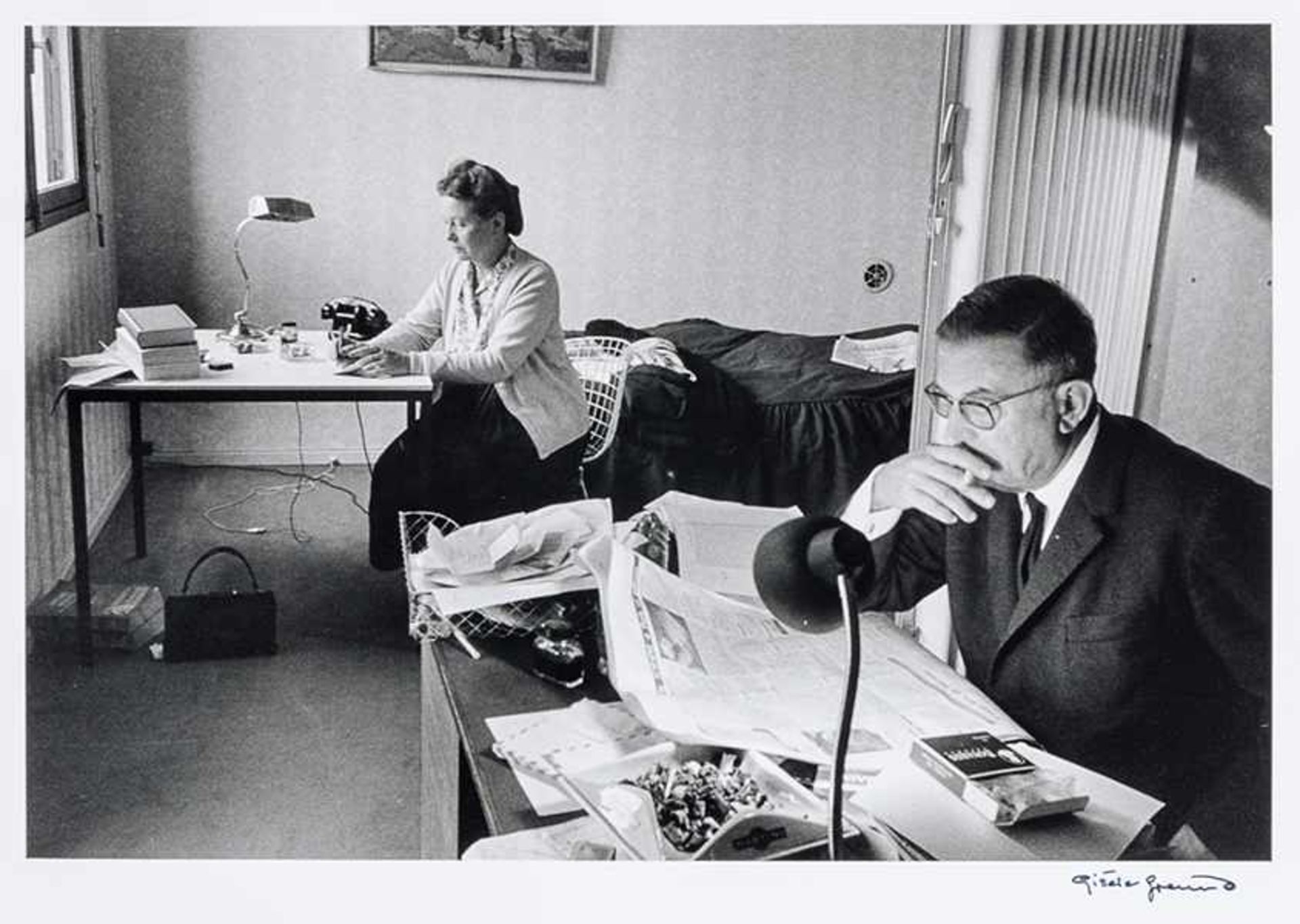 Freund, Gisèle. Jean-Paul Sartre und Simone de Beauvoir bei der Arbeit, Boulevard Raspail 222,