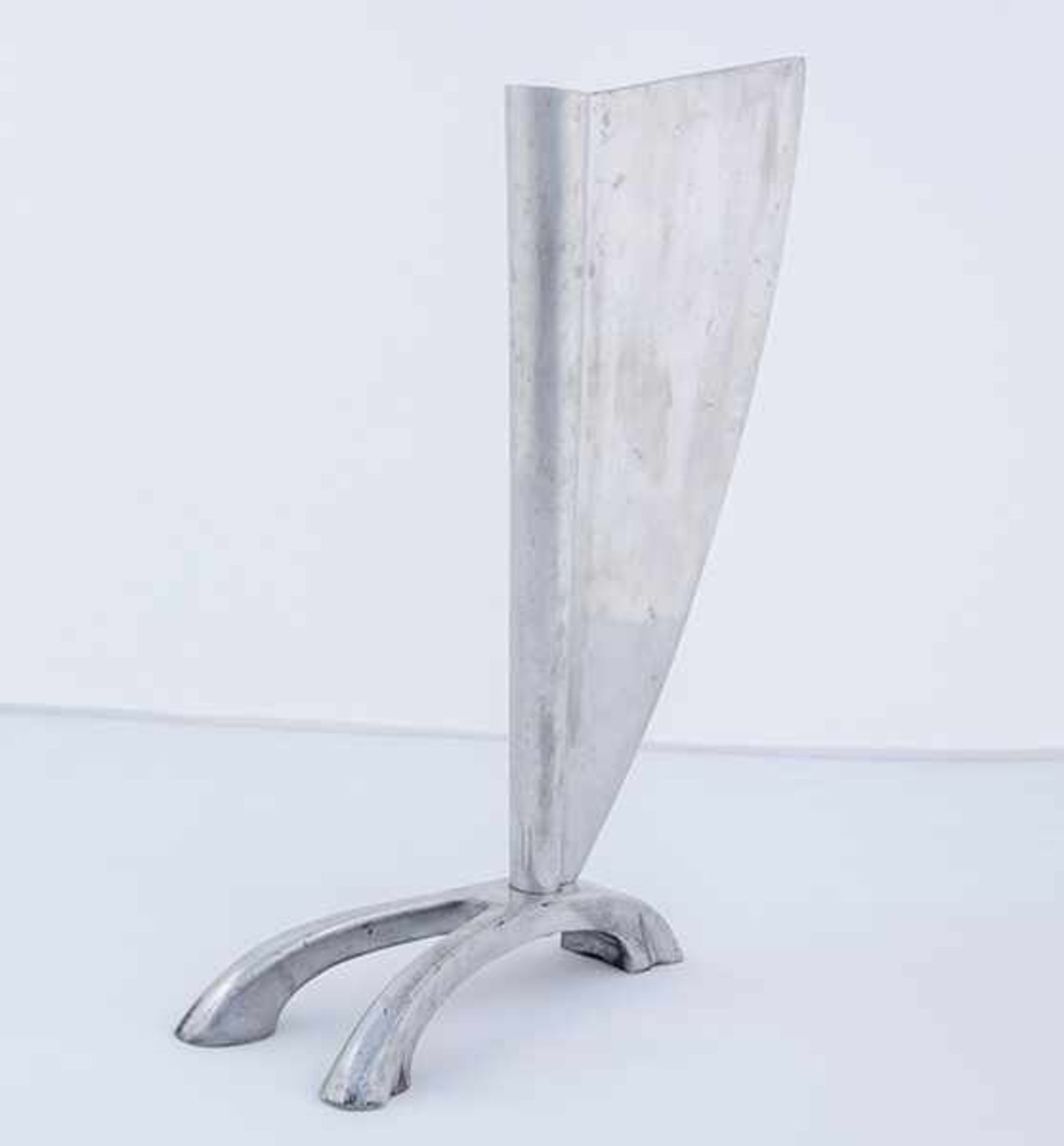 Bauhaus - - Futuristische Vase. Wohl um 1920. Poliertes Aluminium, aus zwei Teilen gesteckt. Höhe: - Bild 6 aus 7