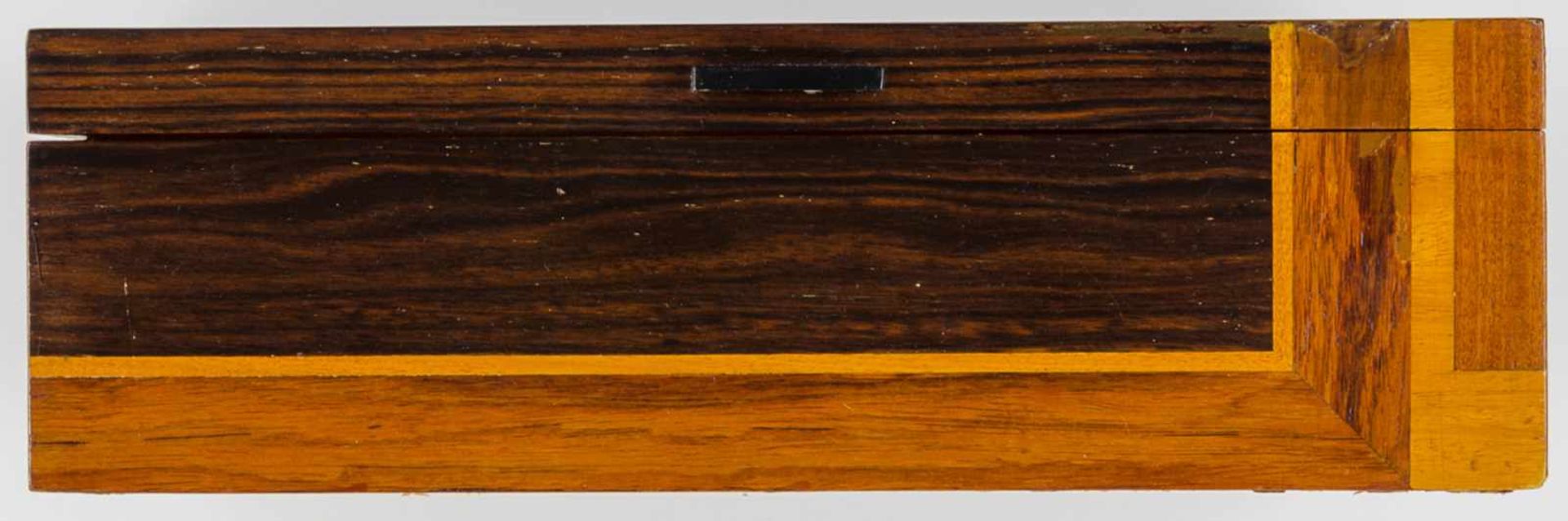Art-Déco - - Deckelkasten. Rechteckiger Holzkorpus, geometrisches Bandmuster aus Palisander, - Bild 2 aus 7