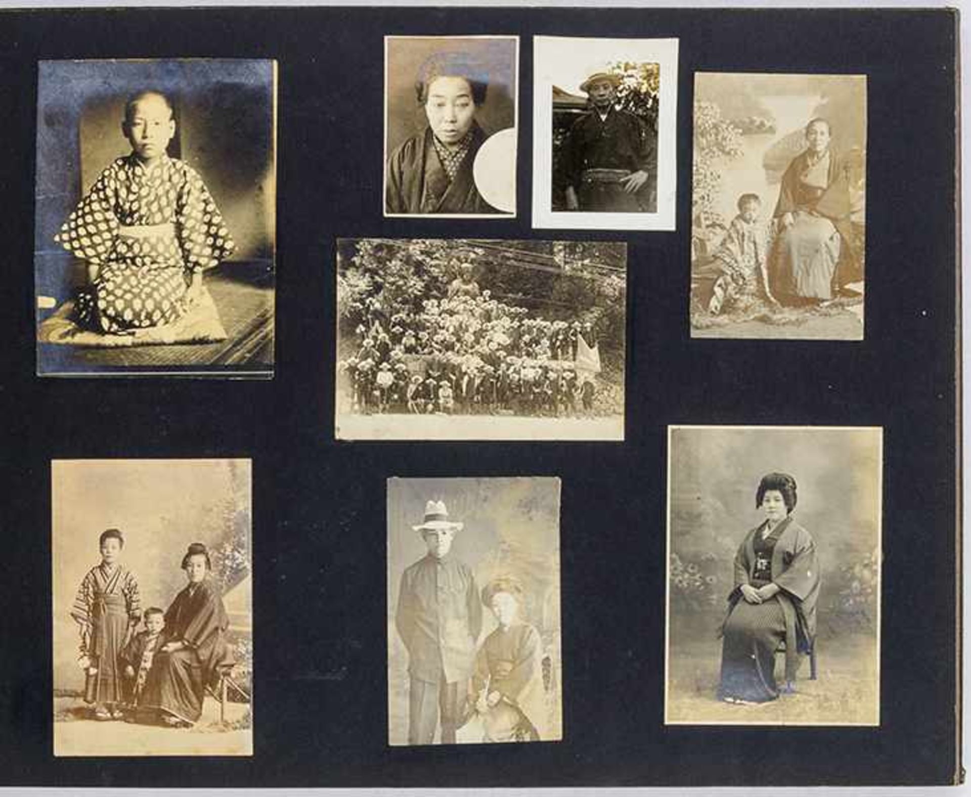 Japan - - Zwei Alben mit ca. 300 Original-Photographien. Vintages. Silbergelatine. Montiert und