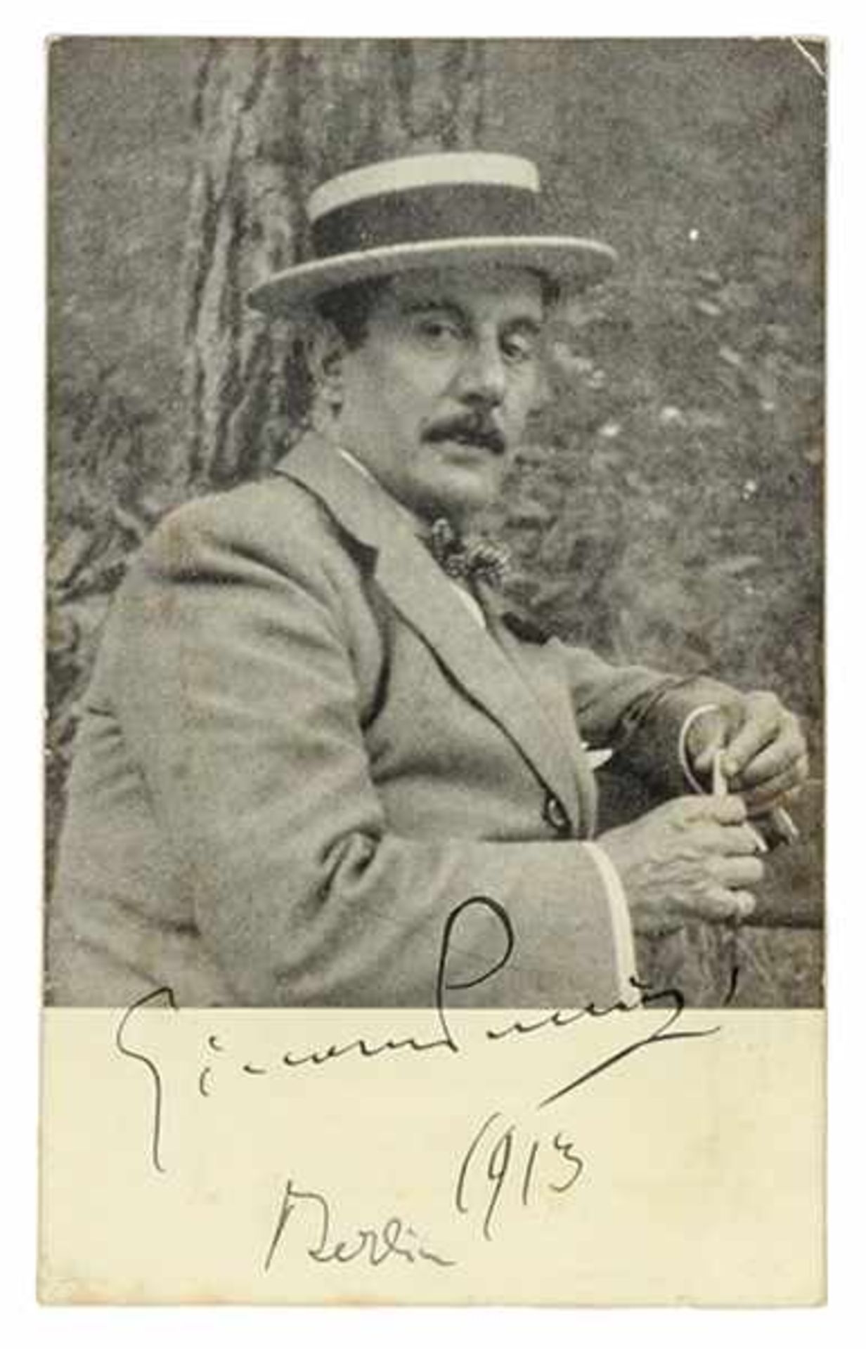 Puccini, Giacomo. Eigenhändige volle Unterschrift und Datierung "Berlin 1913" auf Porträt-Postkarte.