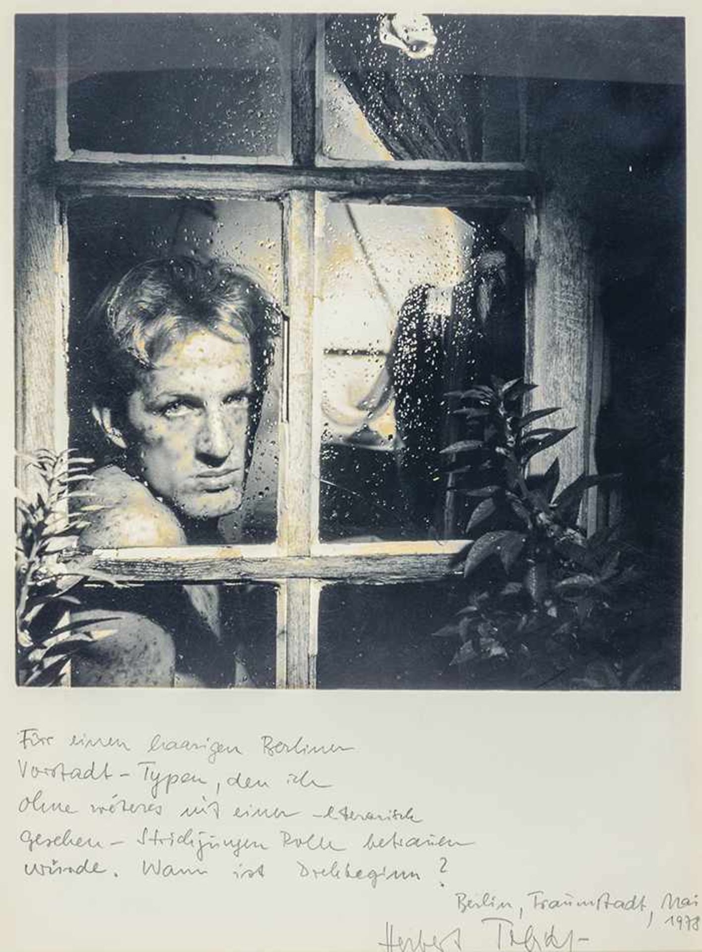 Tobias, Herbert. Selbstporträt am Fenster (Paris 1952). Original-Photographie. Späterer Abz