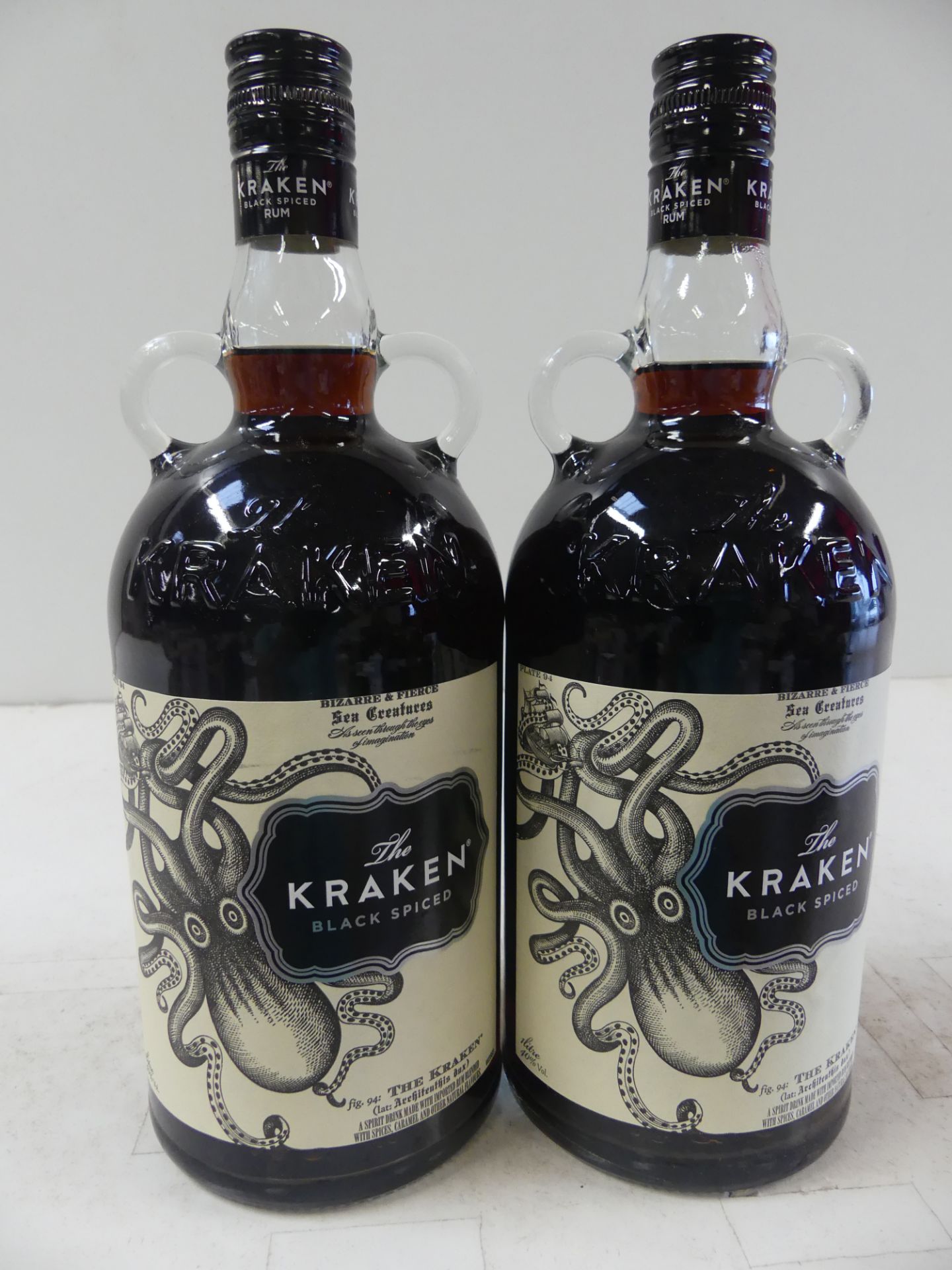 2 Carafes 100 cl Rhum The Kraken Black Spiced 40 % vol. -