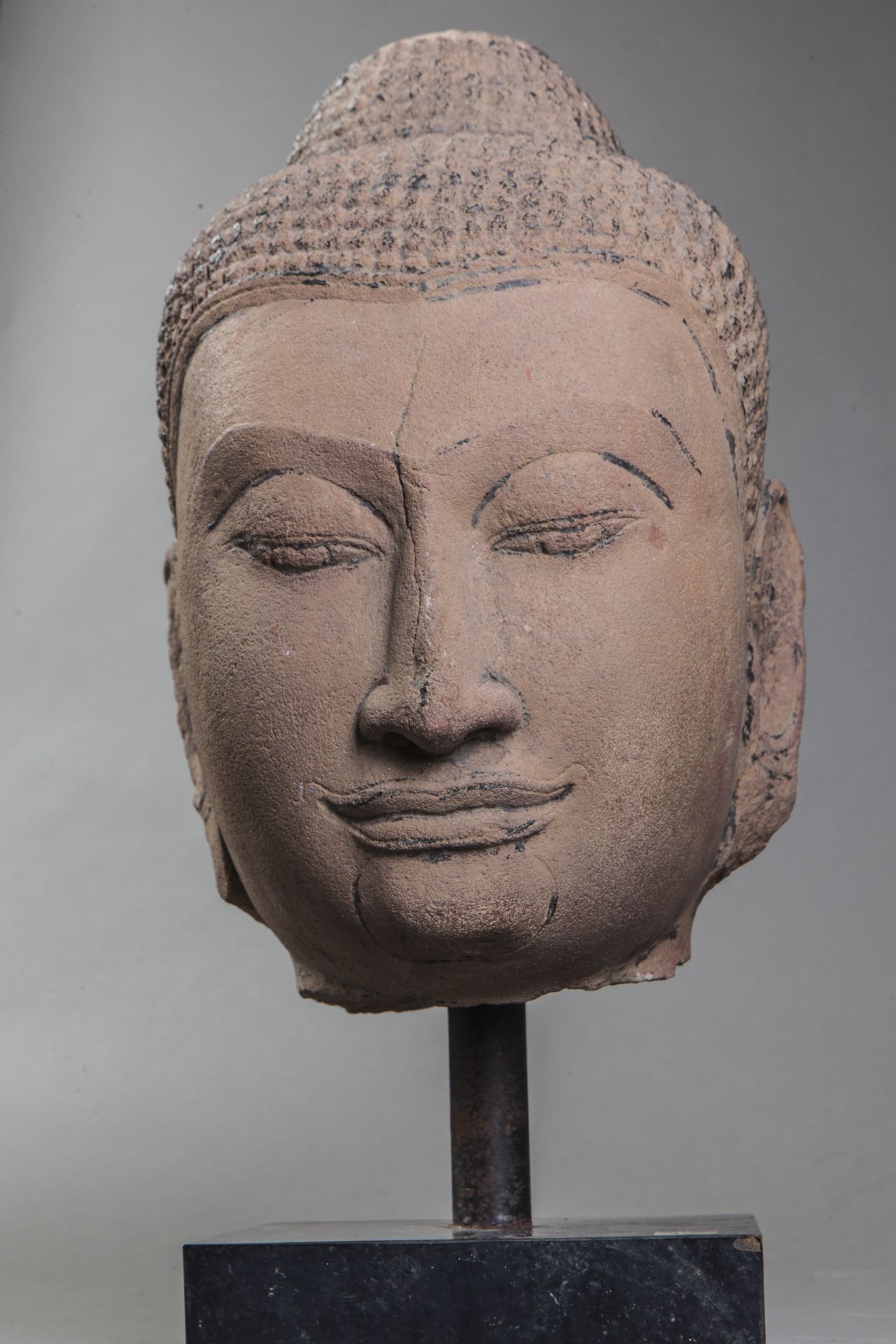 Tête de Buddha à l'expression sereine les yeux mi clos préconisant le regard à [...]