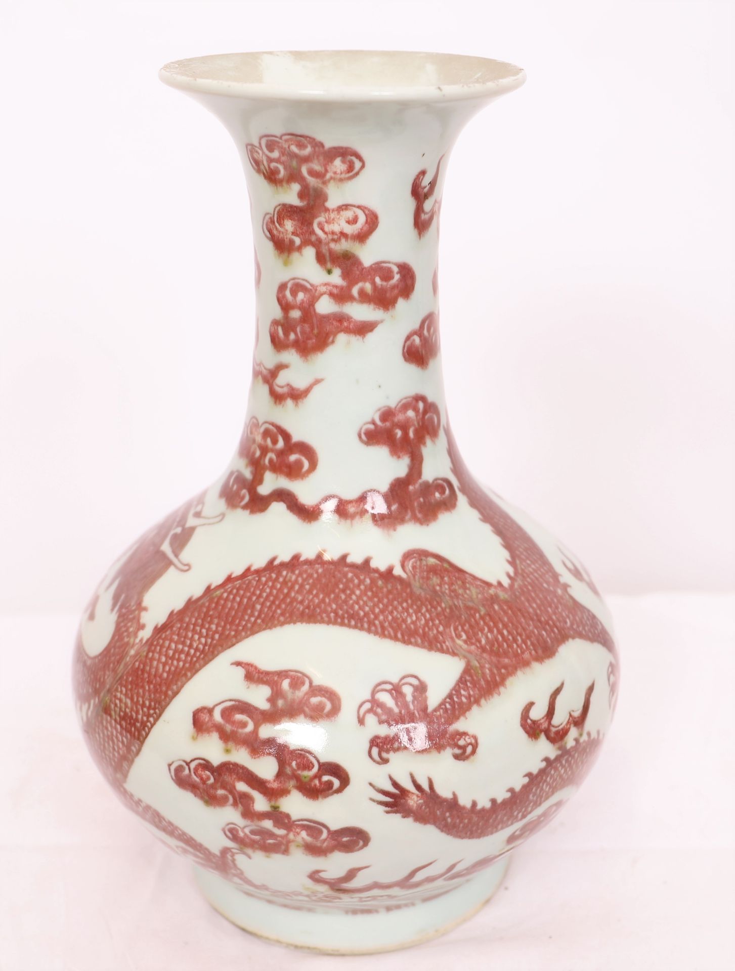 VASE EN PORCELAINE ROUGE DE FER "AUX DRAGONS IMPERIAUX" CHINE QING Vase de forme [...] - Bild 8 aus 11