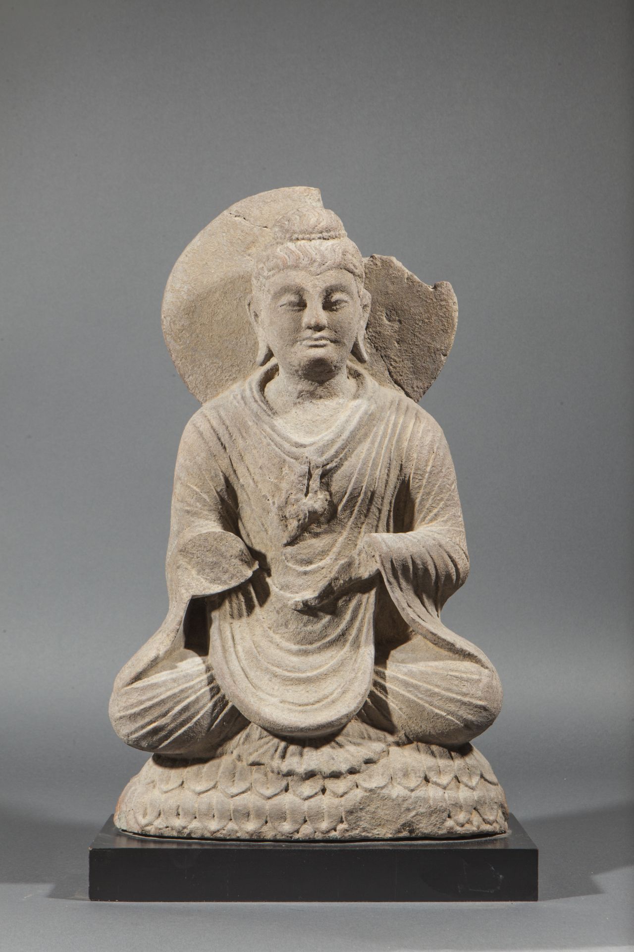 Boddhisattva Maïtreya assis en méditation sur un socle lotiforme à double rangées [...] - Bild 4 aus 5