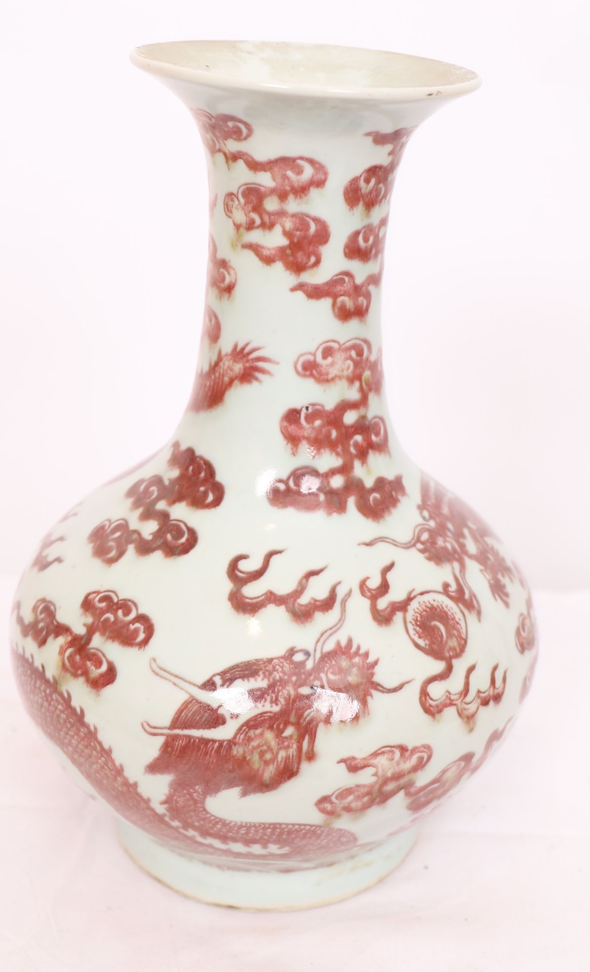 VASE EN PORCELAINE ROUGE DE FER "AUX DRAGONS IMPERIAUX" CHINE QING Vase de forme [...] - Bild 9 aus 11