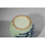 Pot globulaire couvert en porcelaine décoré en bleu cobalt sous couverte sur fond [...]