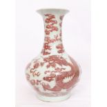 VASE EN PORCELAINE ROUGE DE FER "AUX DRAGONS IMPERIAUX" CHINE QING Vase de forme [...]