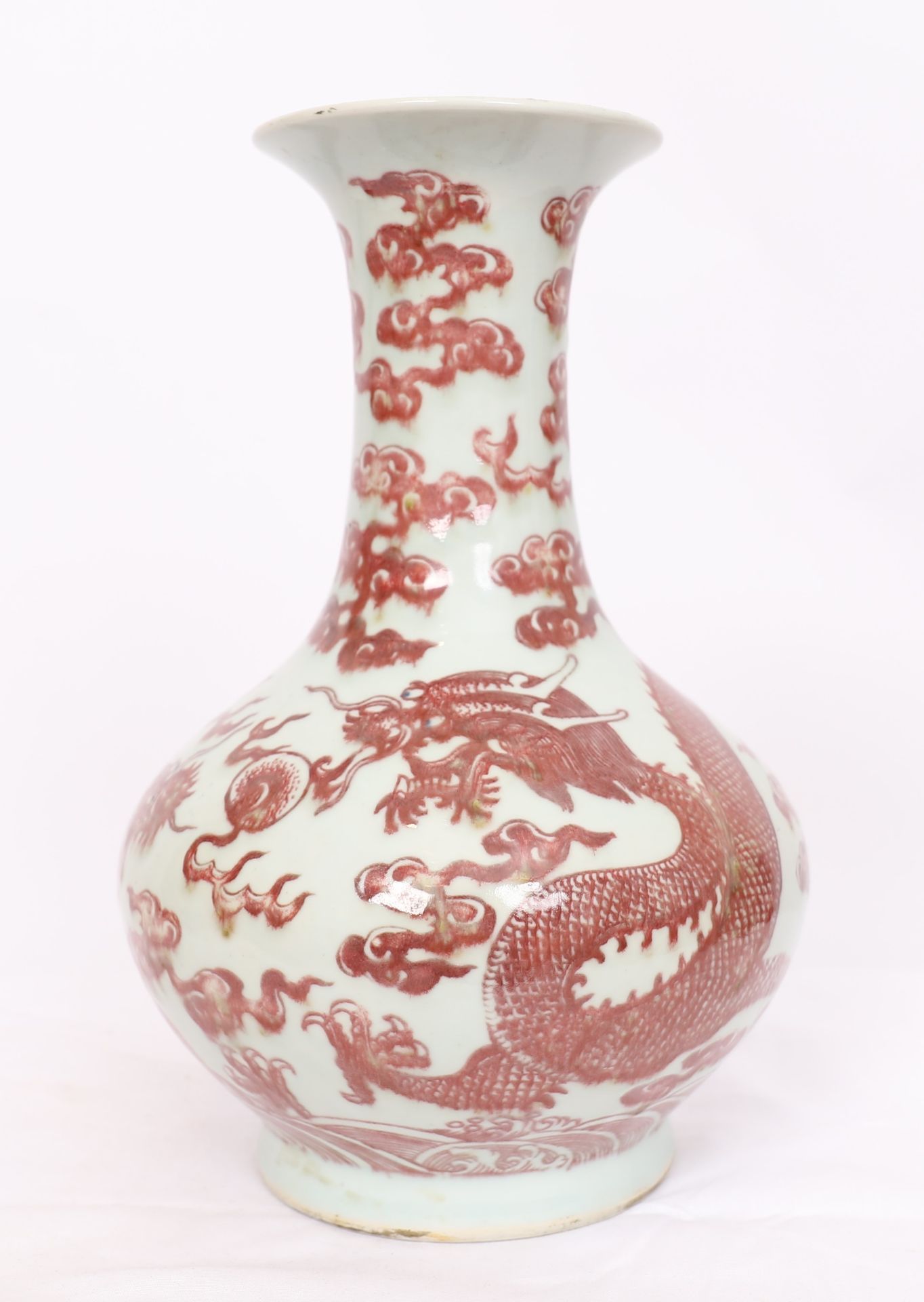 VASE EN PORCELAINE ROUGE DE FER "AUX DRAGONS IMPERIAUX" CHINE QING Vase de forme [...]