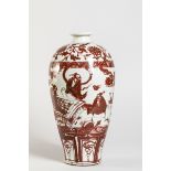 Vase meïping en épaisse porcelaine à décor rouge de fer illustré de scènes de [...]