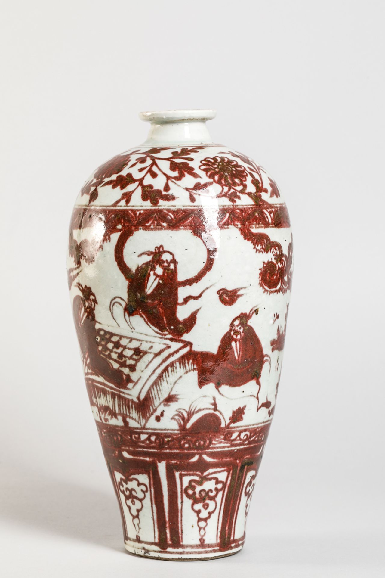 Vase meïping en épaisse porcelaine à décor rouge de fer illustré de scènes de [...]