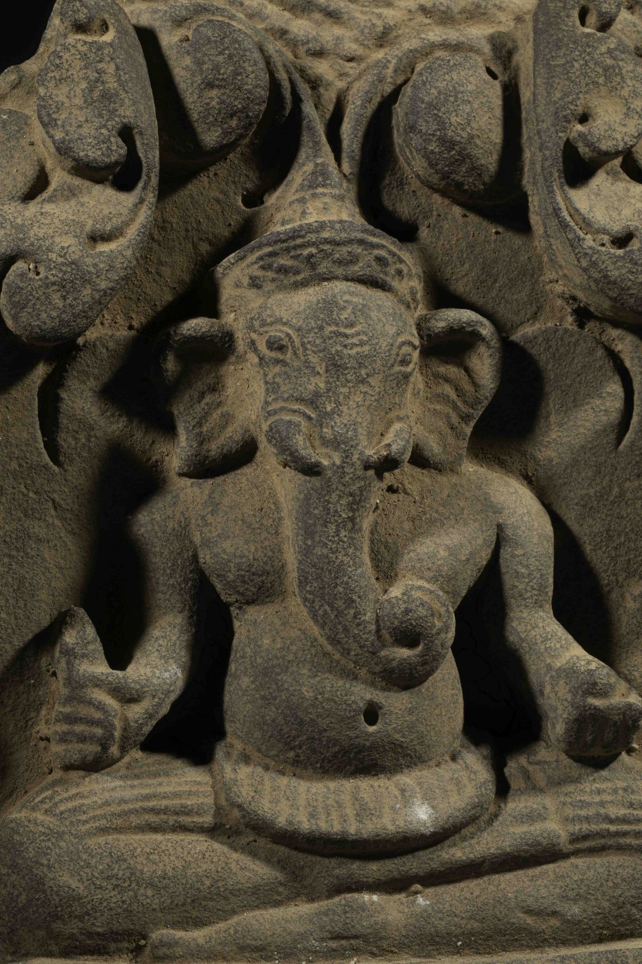 Frise de linteau de sanctuaire illustré d' un ganesh assis vêtu d'un sampot court [...] - Bild 2 aus 3