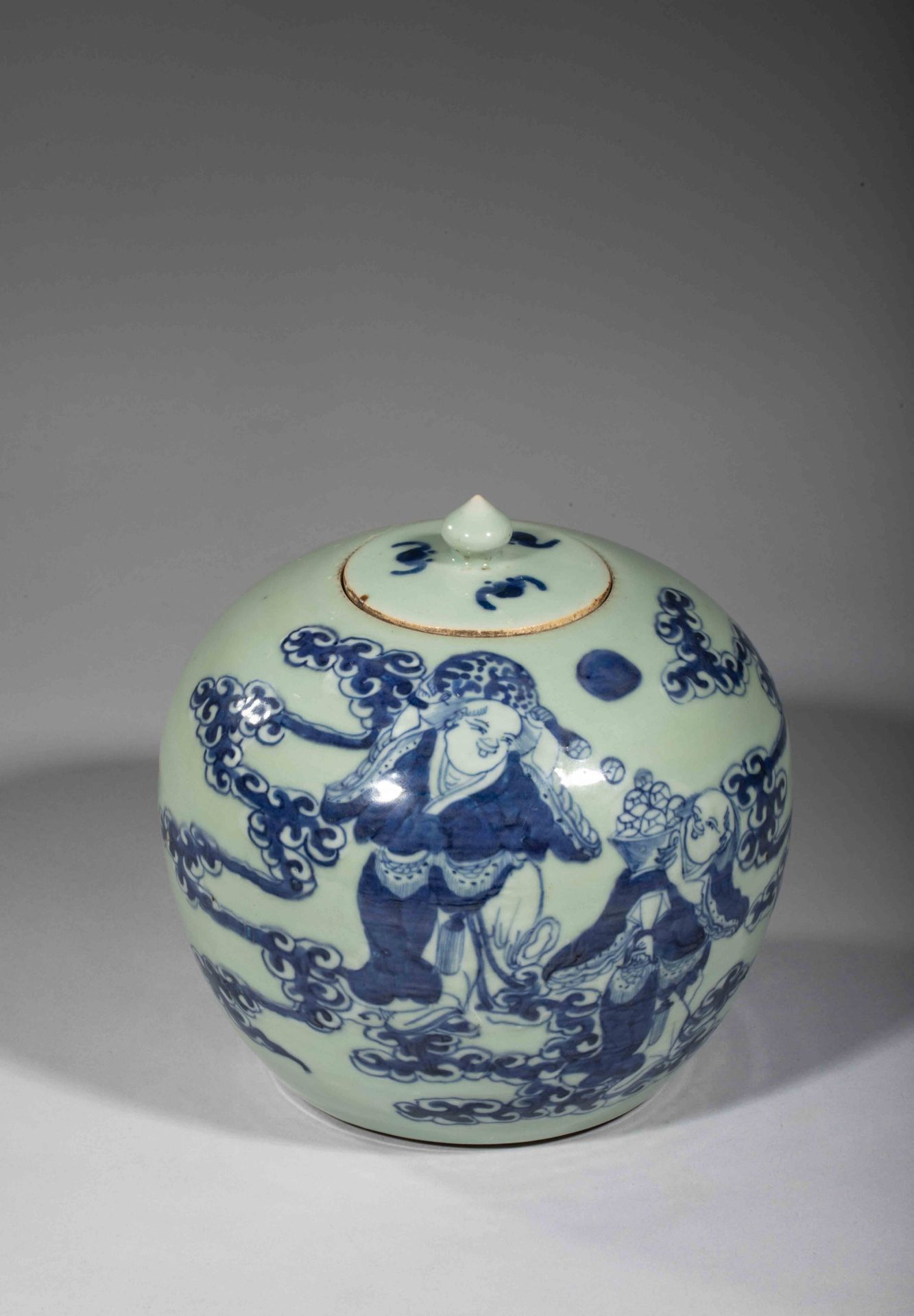 Pot globulaire couvert en porcelaine décoré en bleu cobalt sous couverte sur fond [...] - Bild 3 aus 4