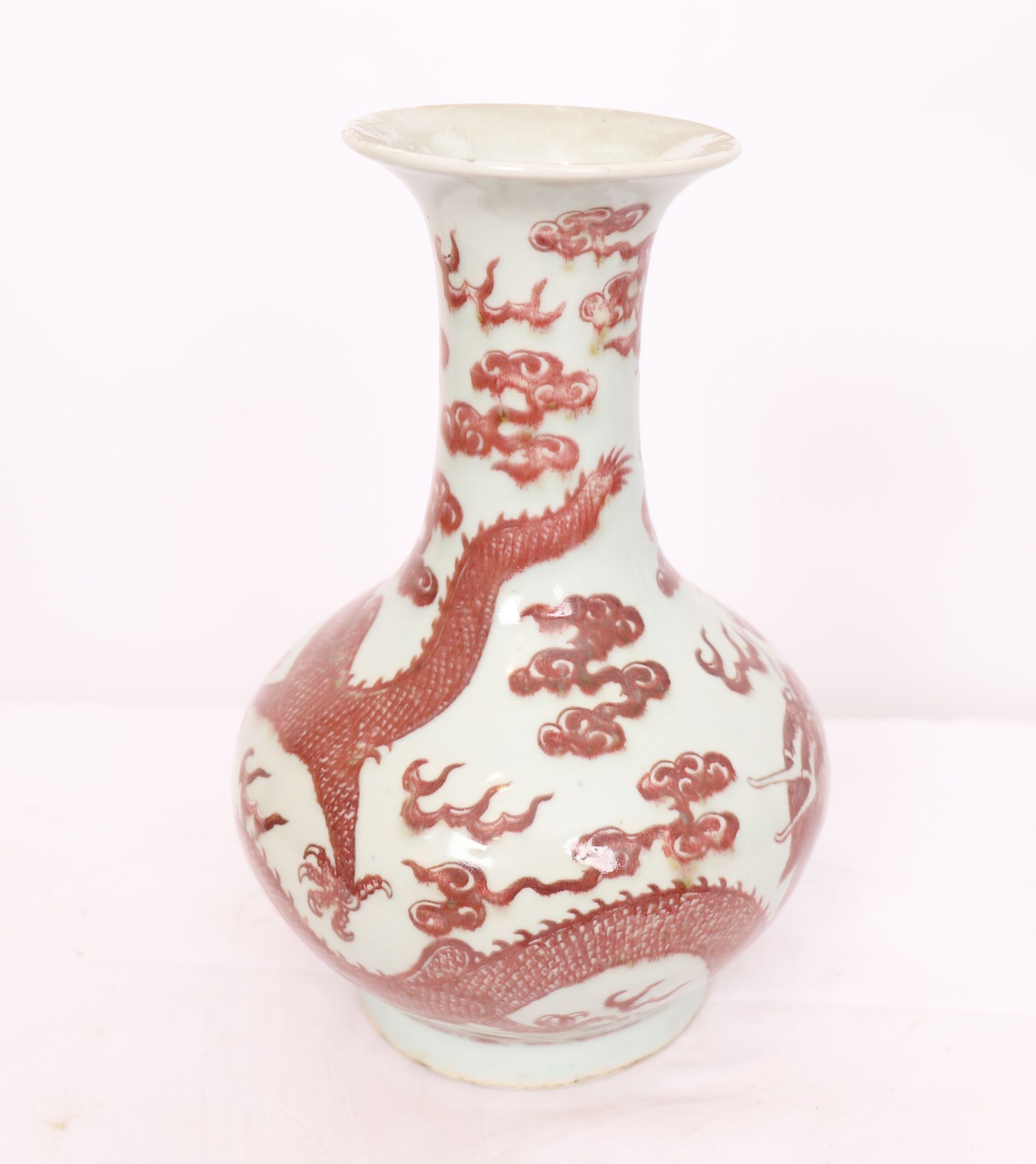 VASE EN PORCELAINE ROUGE DE FER "AUX DRAGONS IMPERIAUX" CHINE QING Vase de forme [...] - Bild 6 aus 11