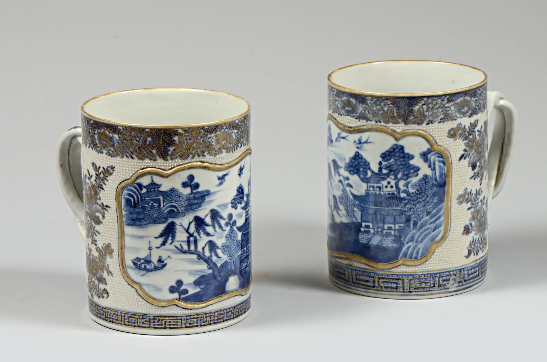 Paire de chopes de la Compagnie des Indes en porcelaine décorée en bleu cobalt sous [...]