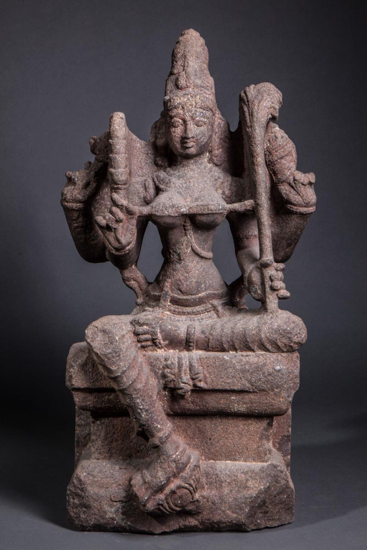Shri-Devi parèdre de Vishnu assise en lalita asana sous sa forme à 4 bras tenant [...] - Bild 2 aus 6