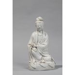 Le Boddhisattva Kwan Yin assis en délassement vêtu de la robe monastique coiffé [...]