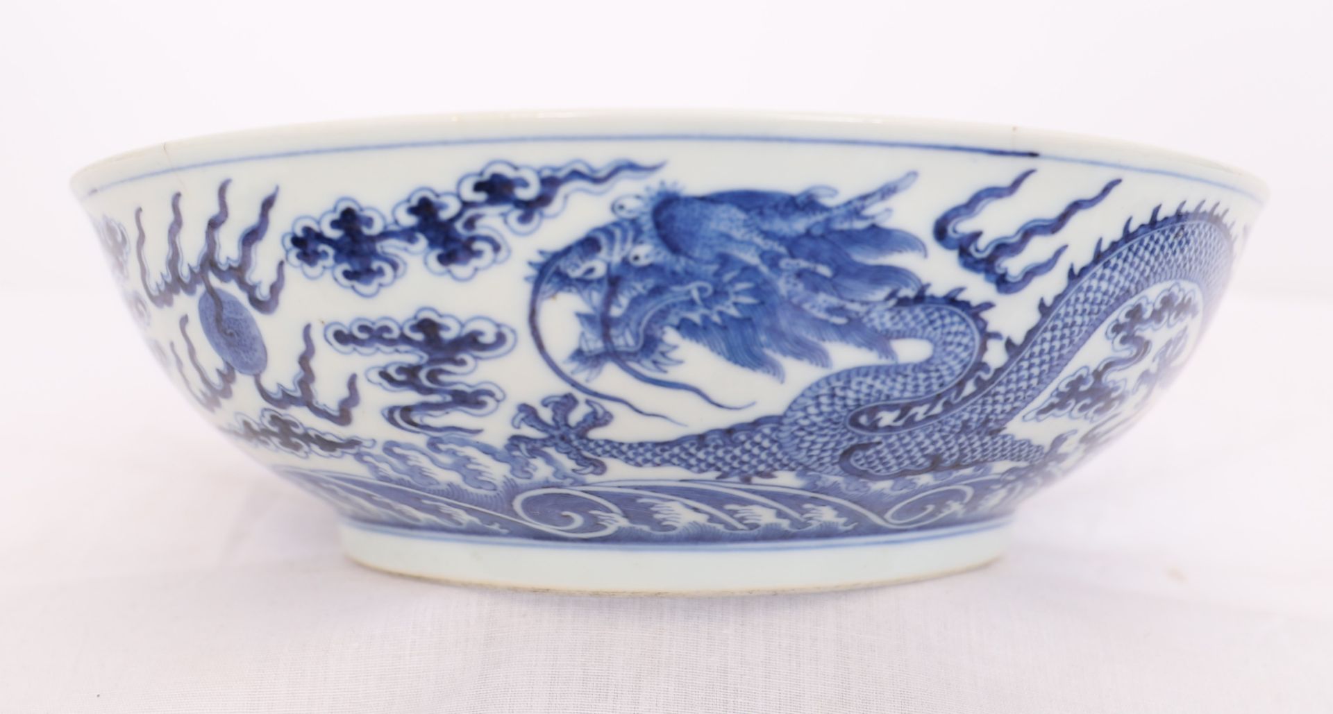 COUPE EN PORCELAINE BLANC BLEU "AUX DRAGONS CONVOITANT LA PERLE D'ETERNITE" CHINE [...] - Bild 2 aus 8