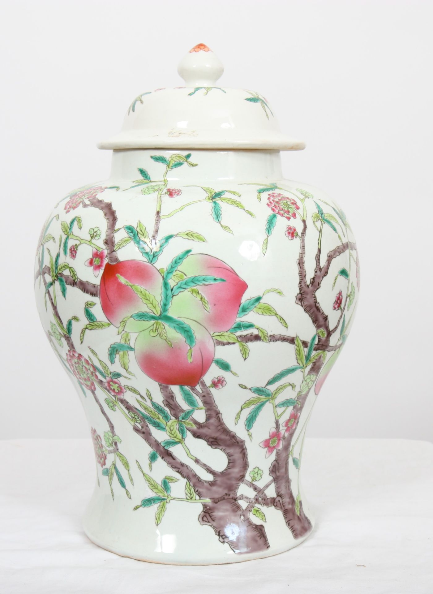 POTICHE COUVERTE EN PORCELAINE A DECOR DE PECHE DE LONGEVITE XXè Chine Epoque XXème [...]