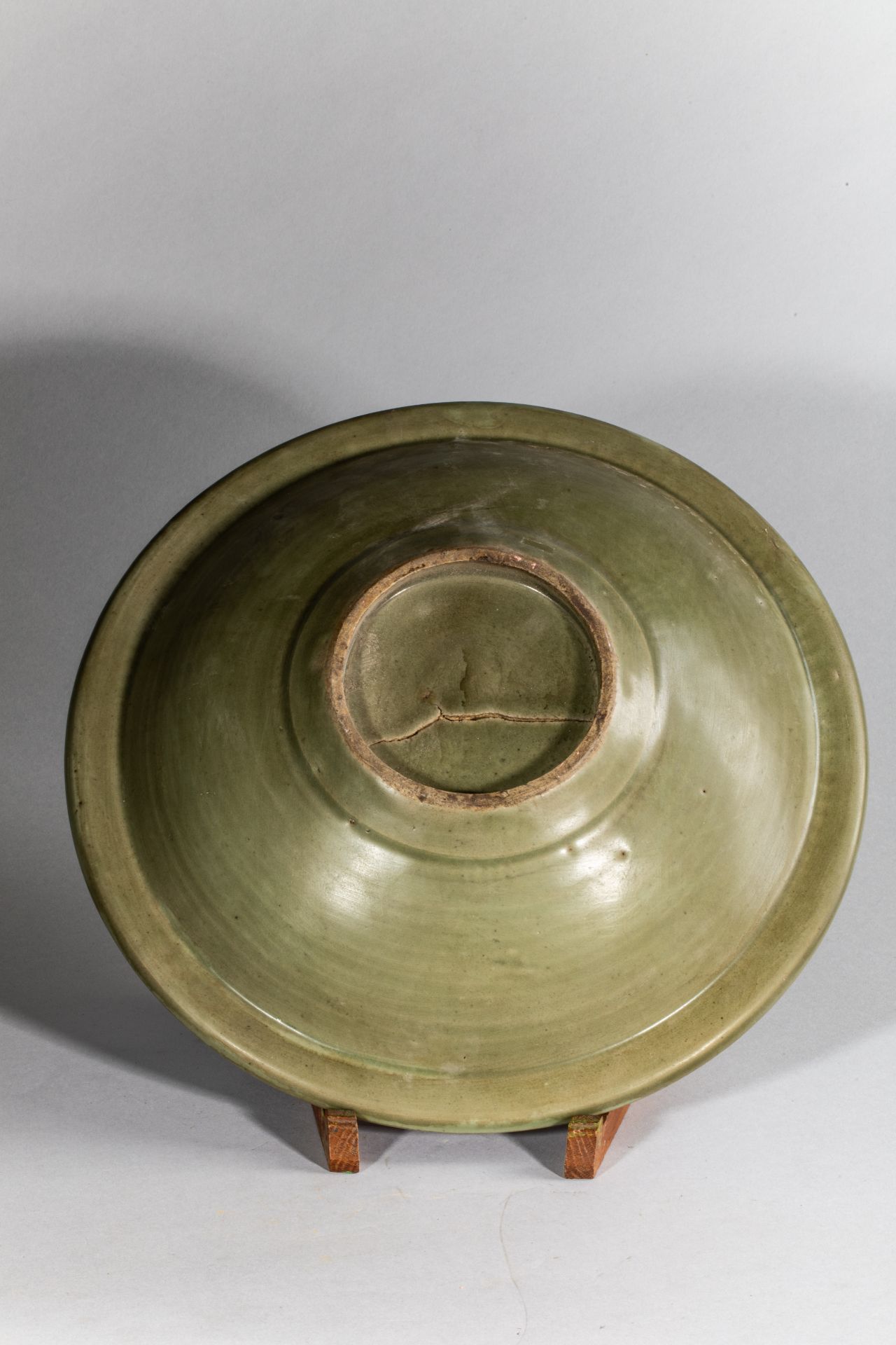 Plat en épaisse porcelaine du Longquan à décor incisé sous glaçure monochrome [...] - Bild 3 aus 3