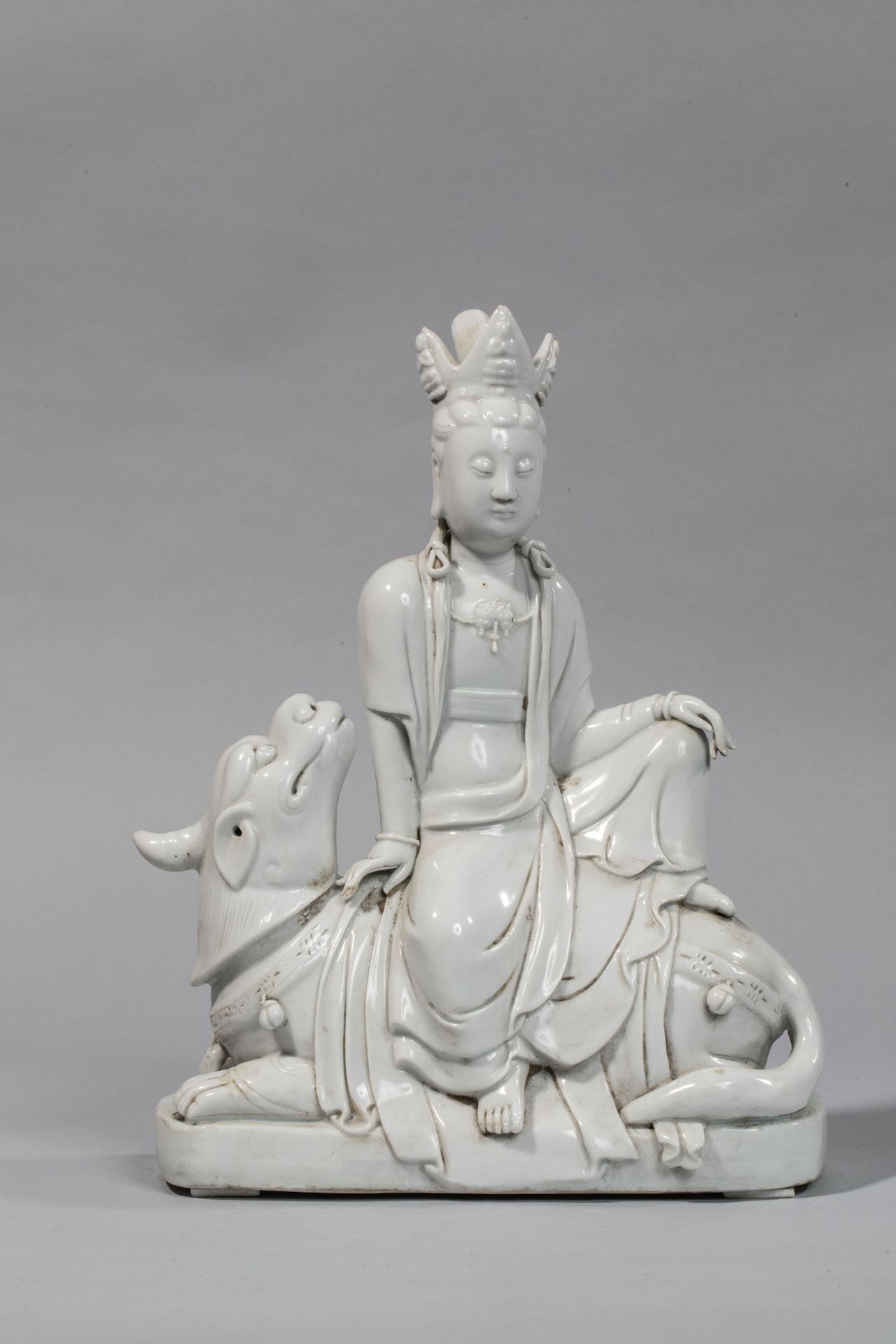 Le Boddhisattva Kwan Yin assis en délassement sur un kilin, vêtu de la robe [...] - Bild 2 aus 5