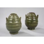 Paire de vases d'offrande à corps ovoïde moulé de godrons horizontaux, surmonté [...]