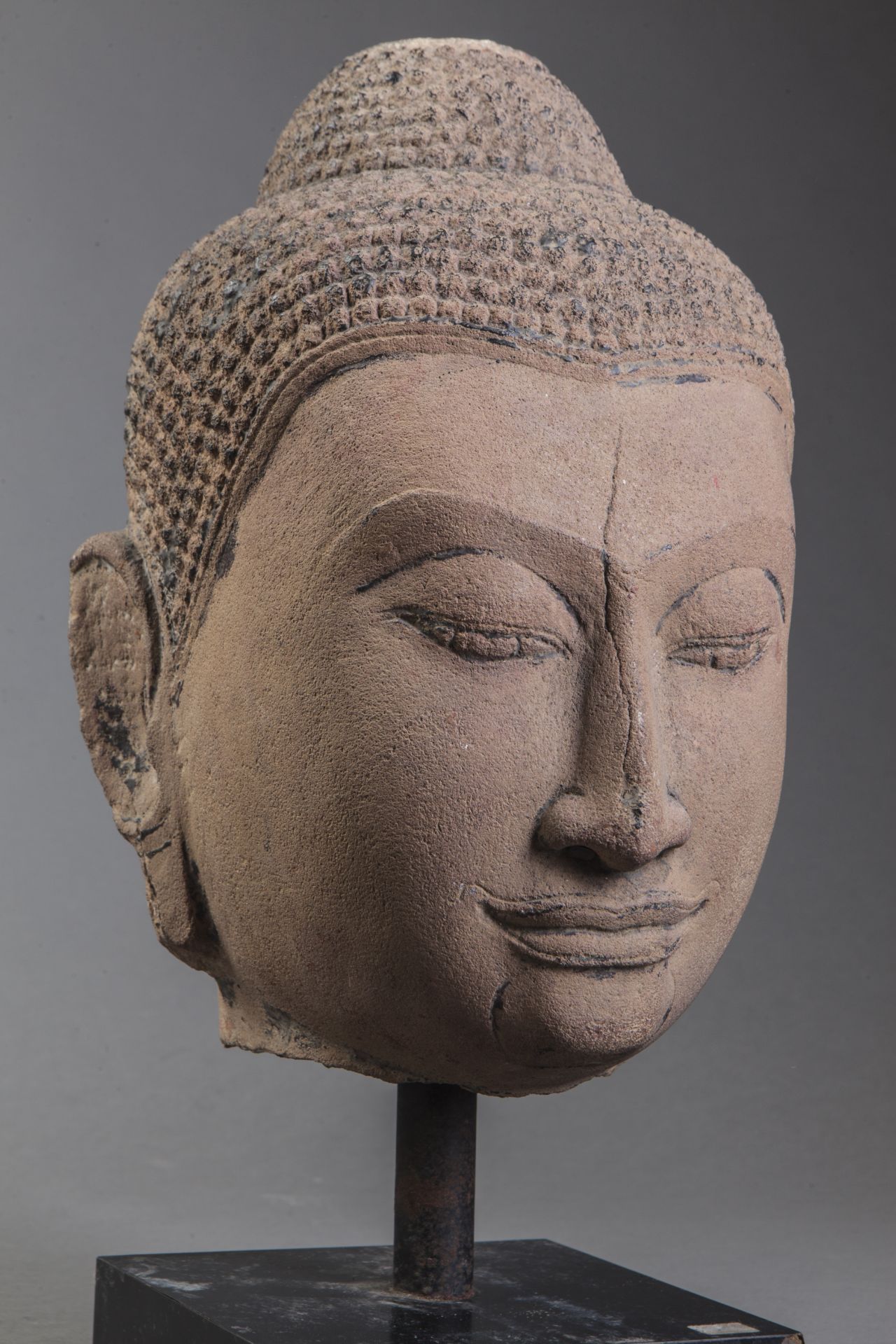 Tête de Buddha à l'expression sereine les yeux mi clos préconisant le regard à [...] - Bild 5 aus 6