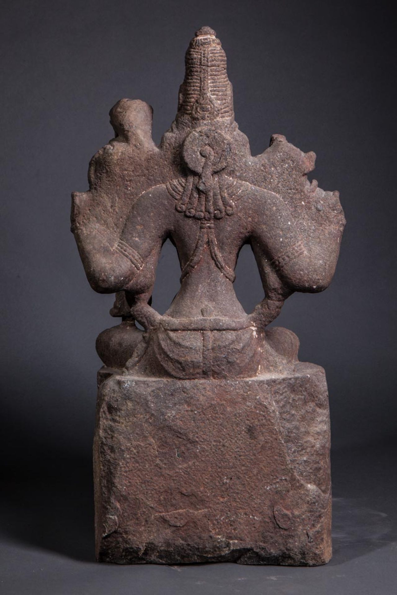 Shri-Devi parèdre de Vishnu assise en lalita asana sous sa forme à 4 bras tenant [...]