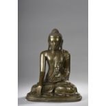 Buddha Maravijaya assis en bumishparshamudra vêtu de la robe monastique au plissé [...]