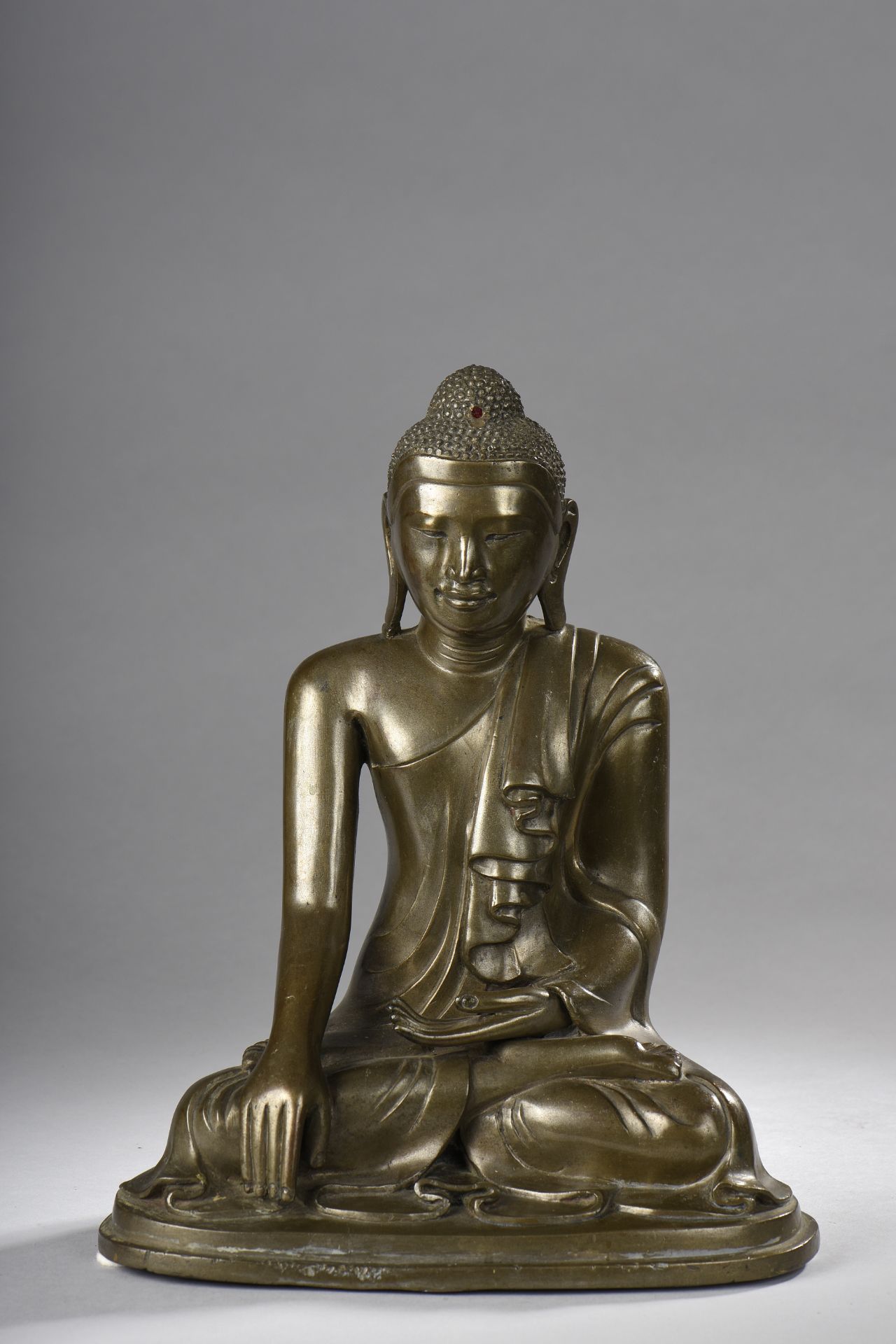 Buddha Maravijaya assis en bumishparshamudra vêtu de la robe monastique au plissé [...]