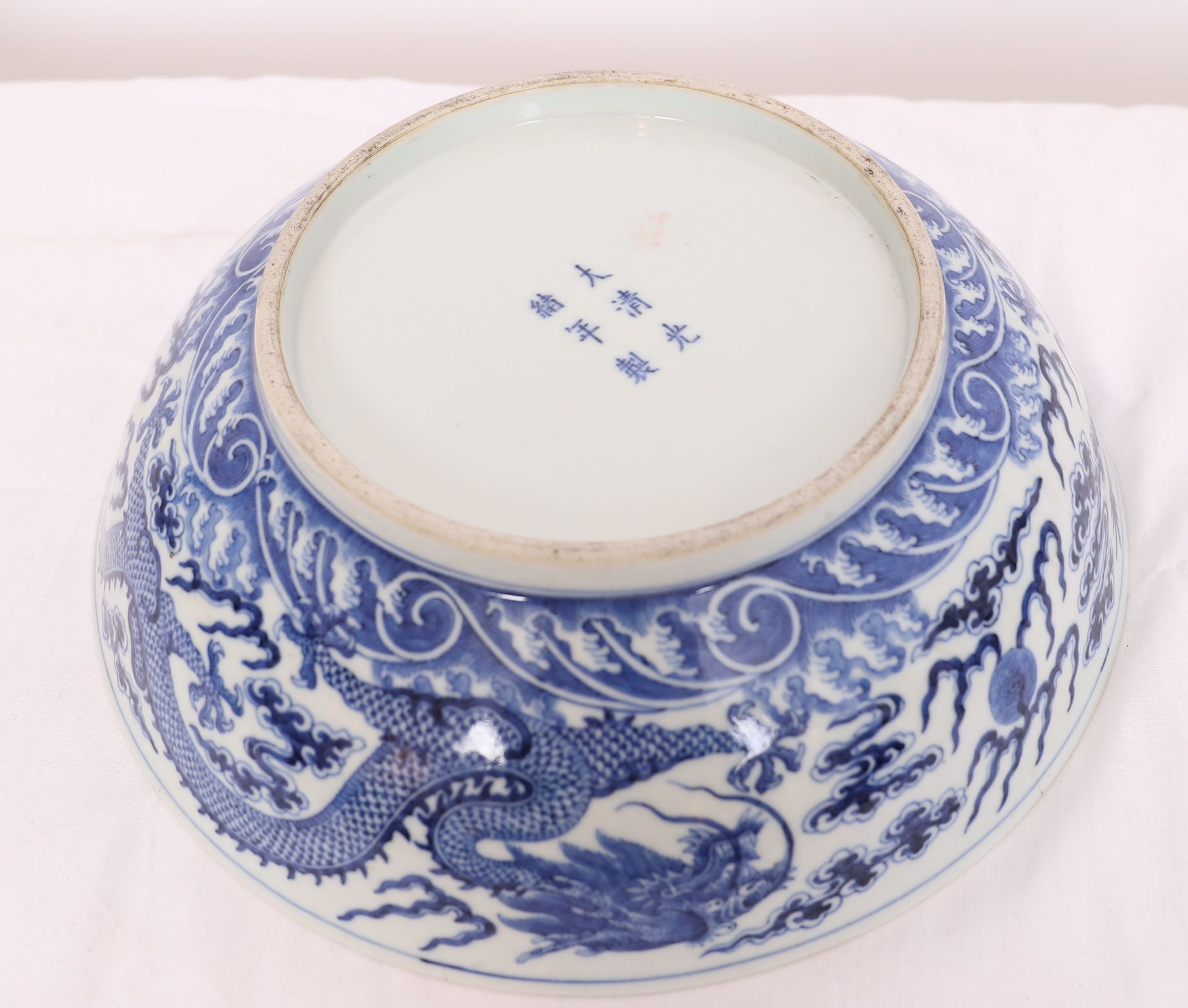 COUPE EN PORCELAINE BLANC BLEU "AUX DRAGONS CONVOITANT LA PERLE D'ETERNITE" CHINE [...] - Bild 7 aus 8