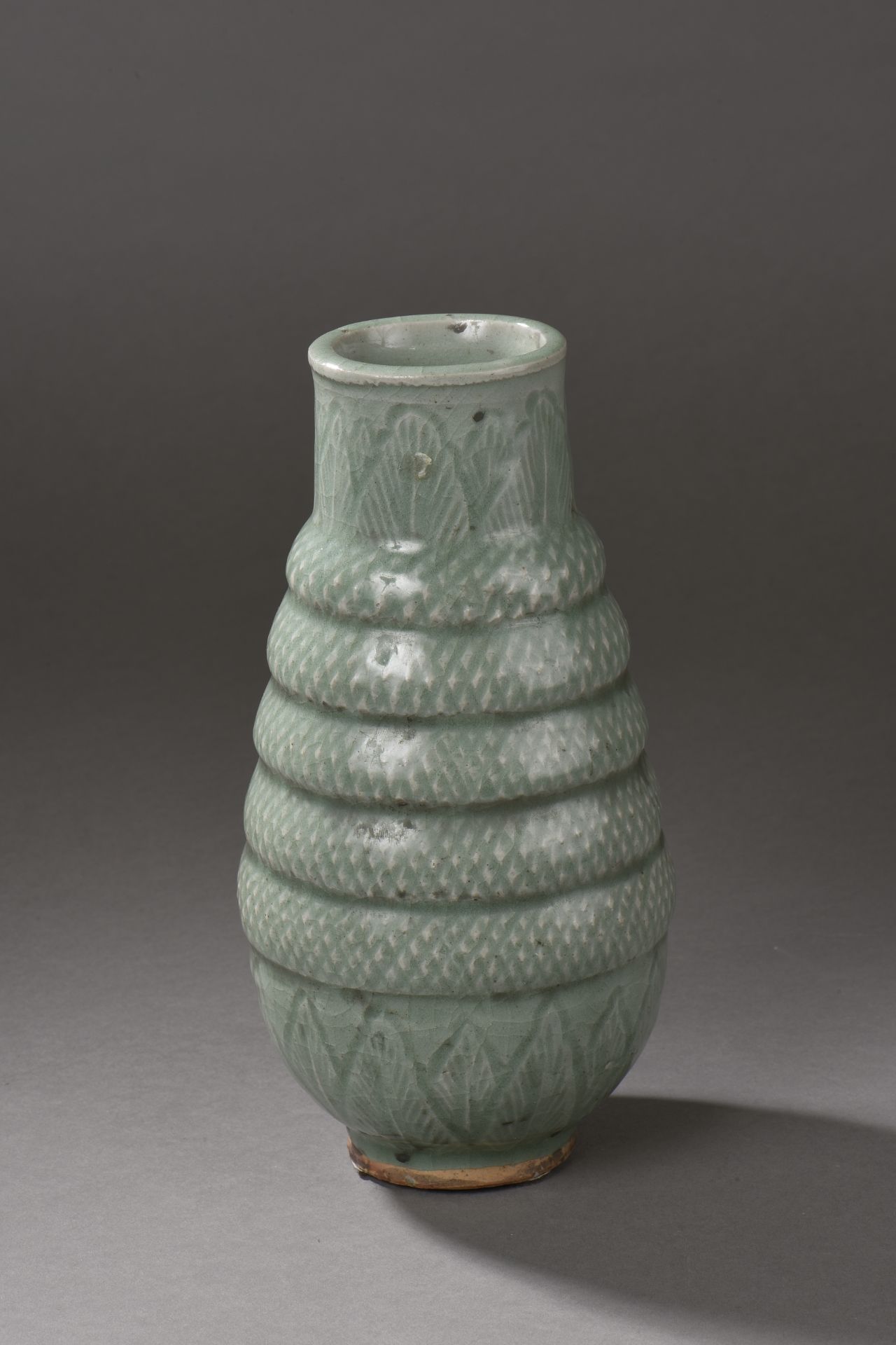 Vase en porcelaine du Longquan sur pied en couronne à corps de serpent annelé et [...]