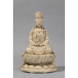 Le Boddhisattva Kwan Yin assis en méditation sur un socle lotiforme vêtu de la robe [...]