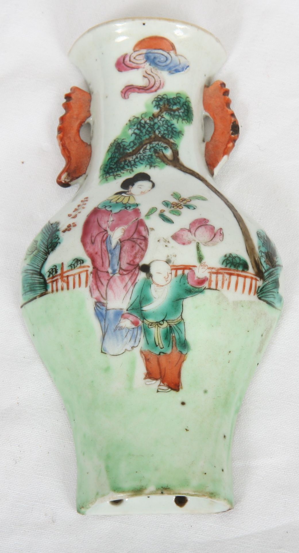 PIQUE-FLEUR EN PORCELAINE CHINE FAMILLE ROSE A DECOR "DE FEMMES ET ENFANTS" [...]