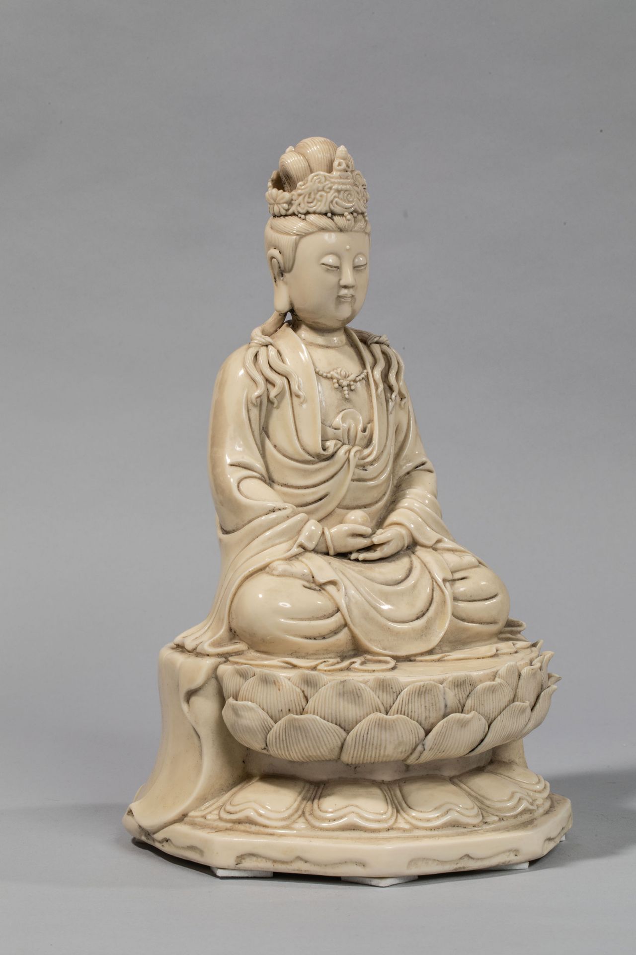 Le Boddhisattva Kwan Yin assis en méditation sur un socle lotiforme vêtu de la robe [...] - Bild 2 aus 5