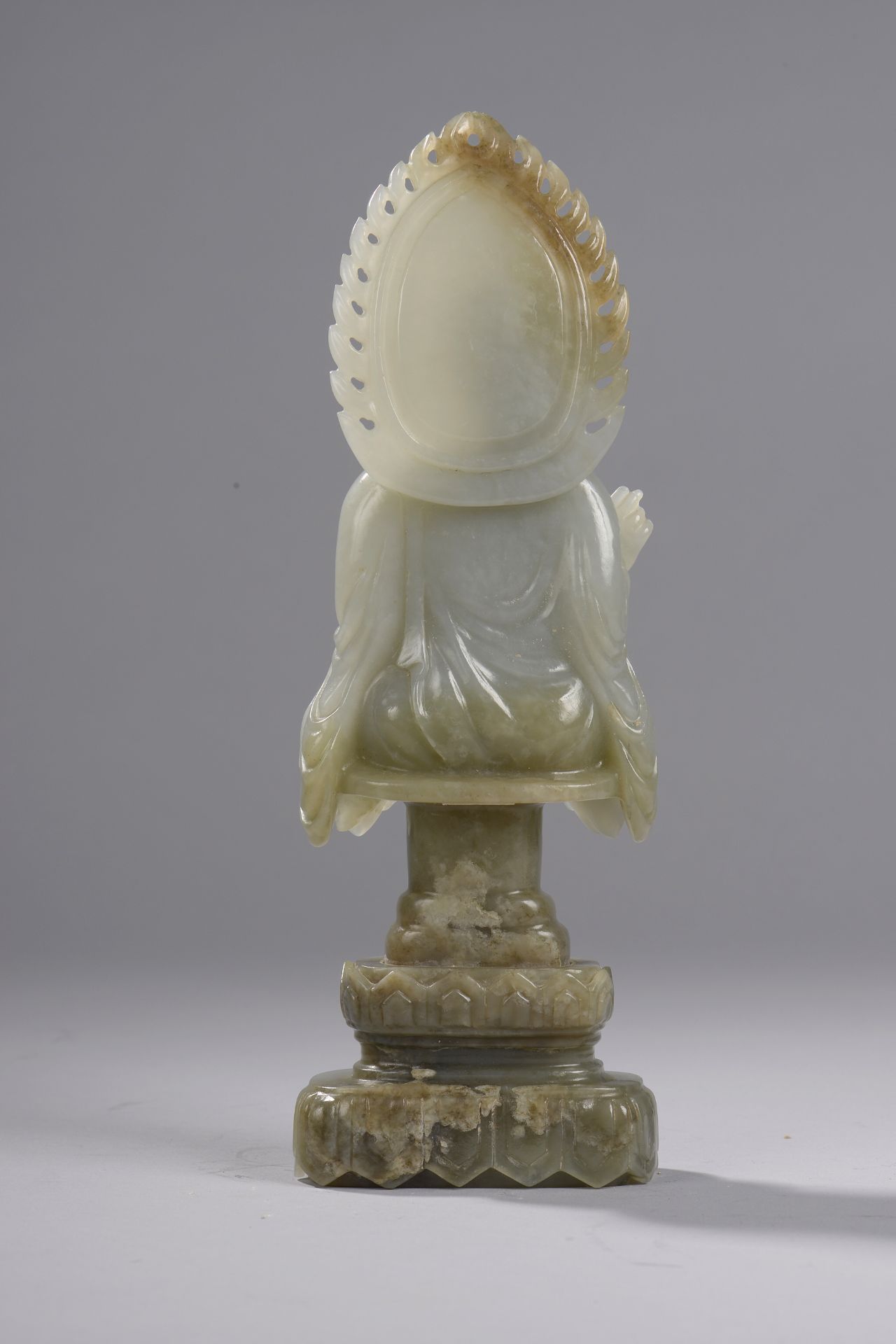 Buste de Buddha Sakyamuni au visage quadrangulaire et pommettes arrondies, les yeux [...] - Bild 3 aus 3
