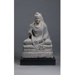 Buddha Maïtreya, assis en méditation sur un socle quadrangulaire vêtu d'une robe [...]